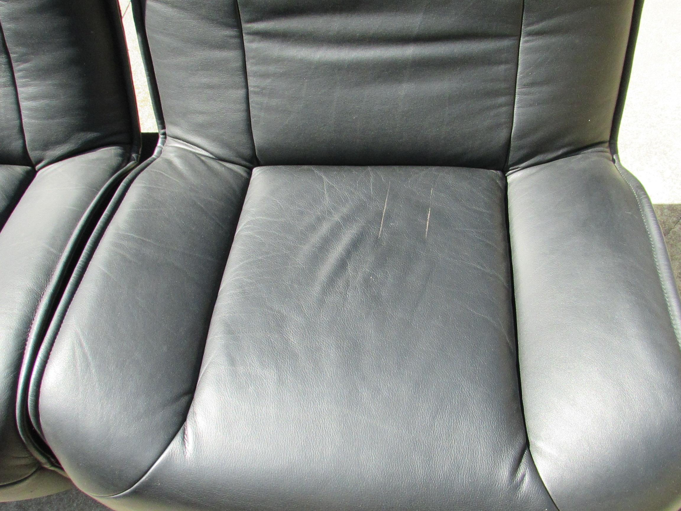 Italian Pair of Vico Magistretti Cassina black leather Veranda sofas For Sale