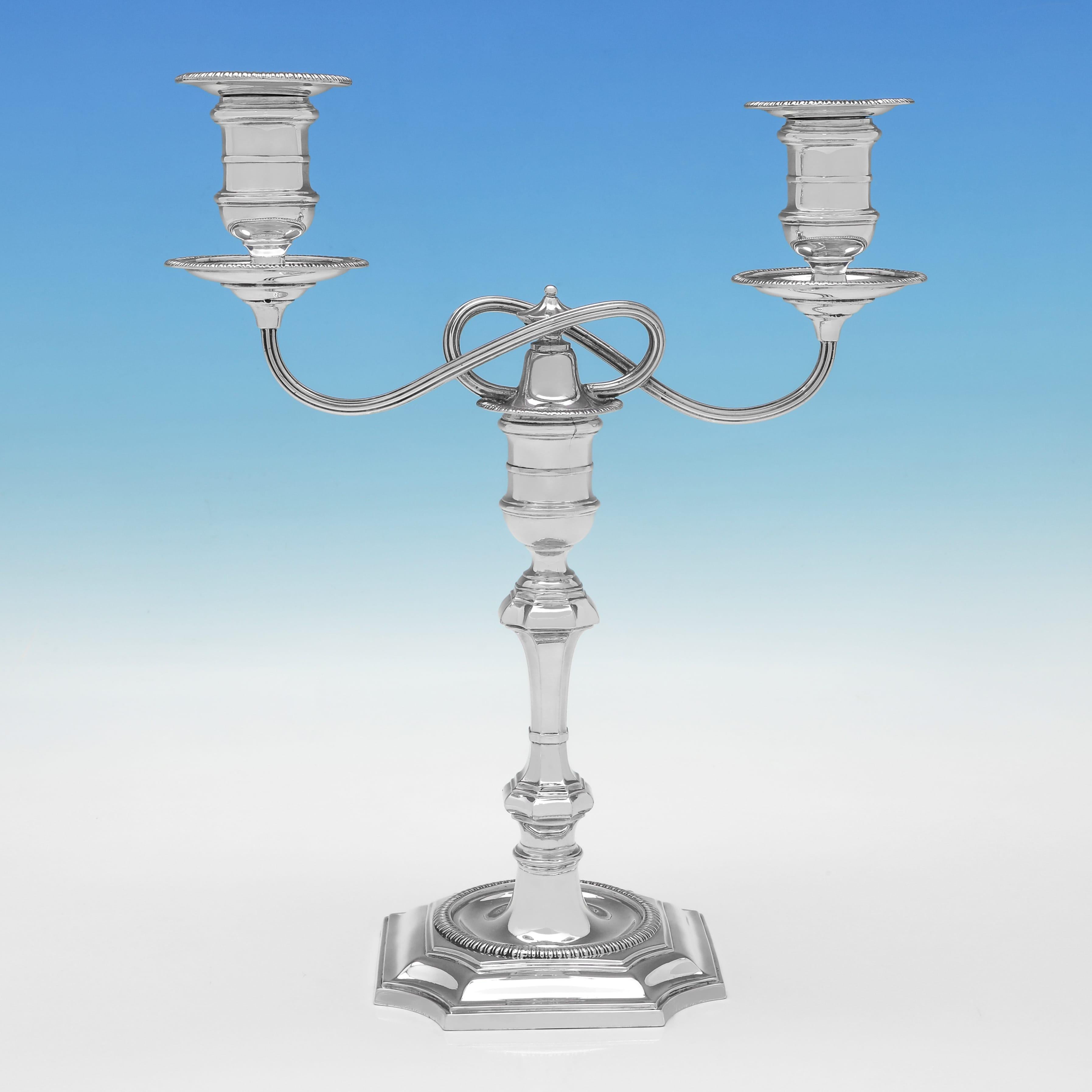 Marchiata a Birmingham nel 1893 da Elkington & Co., questa bella coppia di candelabri antichi, vittoriani, in argento sterling, ha un design semplice, con basi quadrate ad angolo tagliato e beccucci rimovibili. Ciascun candelabro misura 11,25