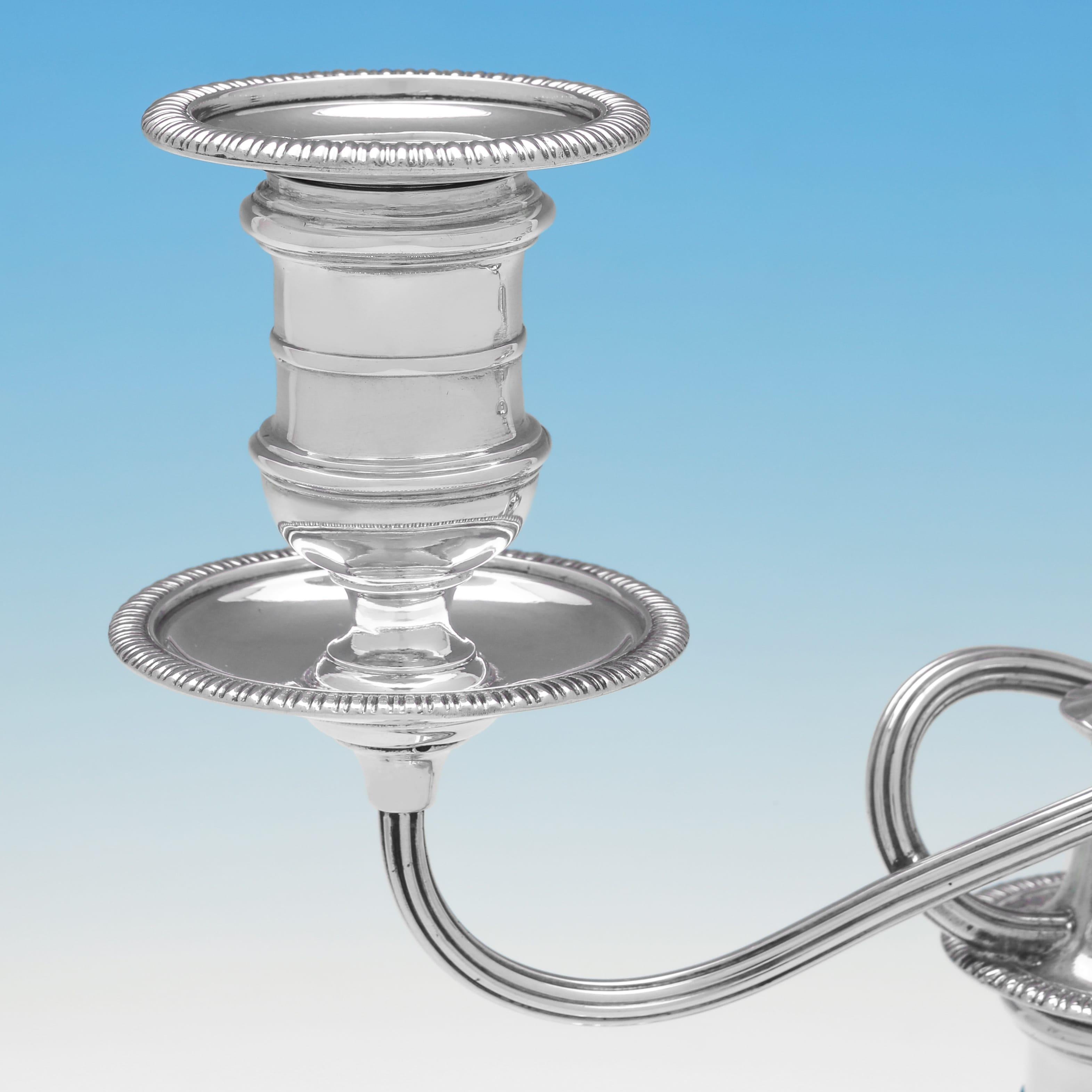 Inglese Coppia di candelabri antichi vittoriani in argento sterling realizzati da Elkington nel 1893 in vendita
