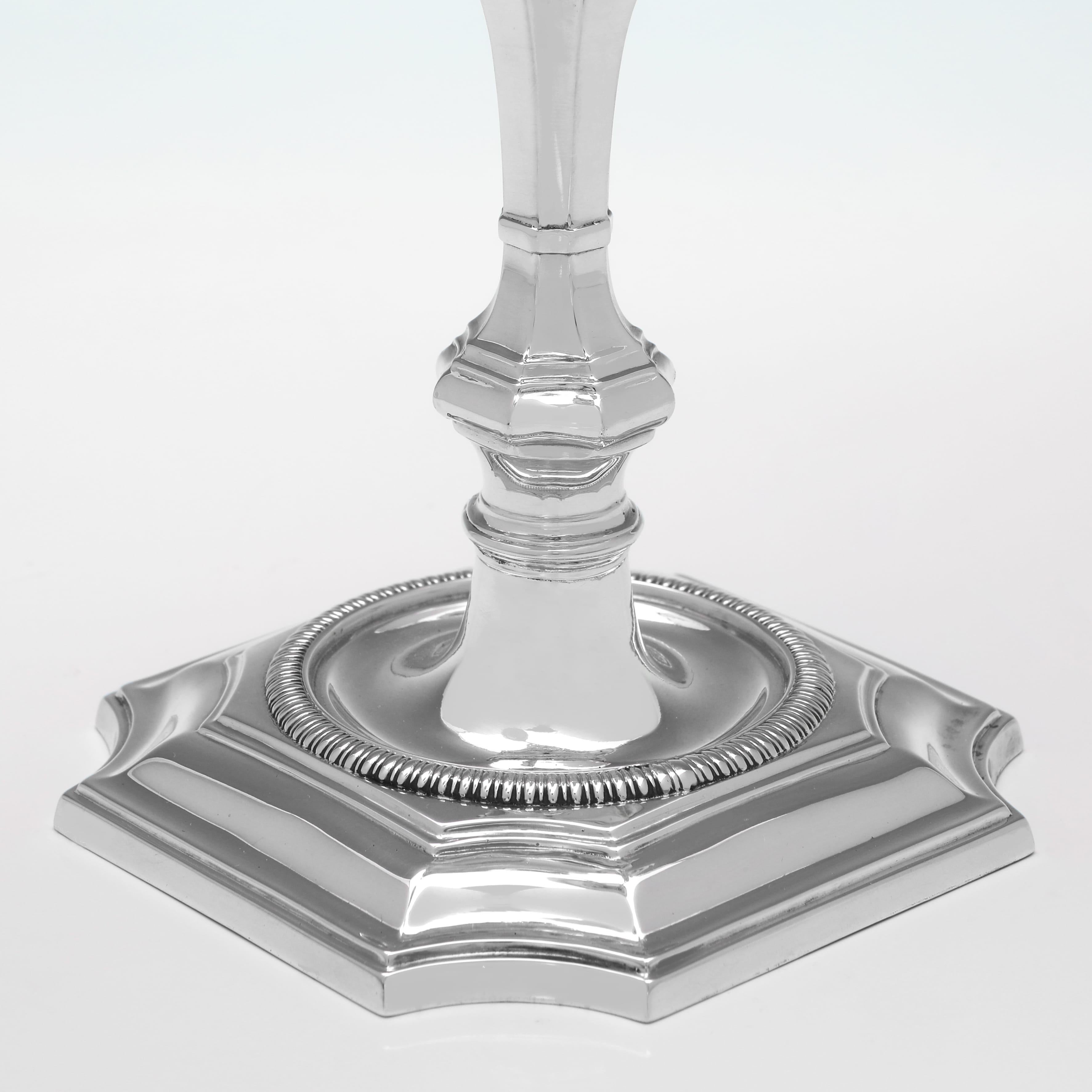 Coppia di candelabri antichi vittoriani in argento sterling realizzati da Elkington nel 1893 In condizioni buone in vendita a London, London