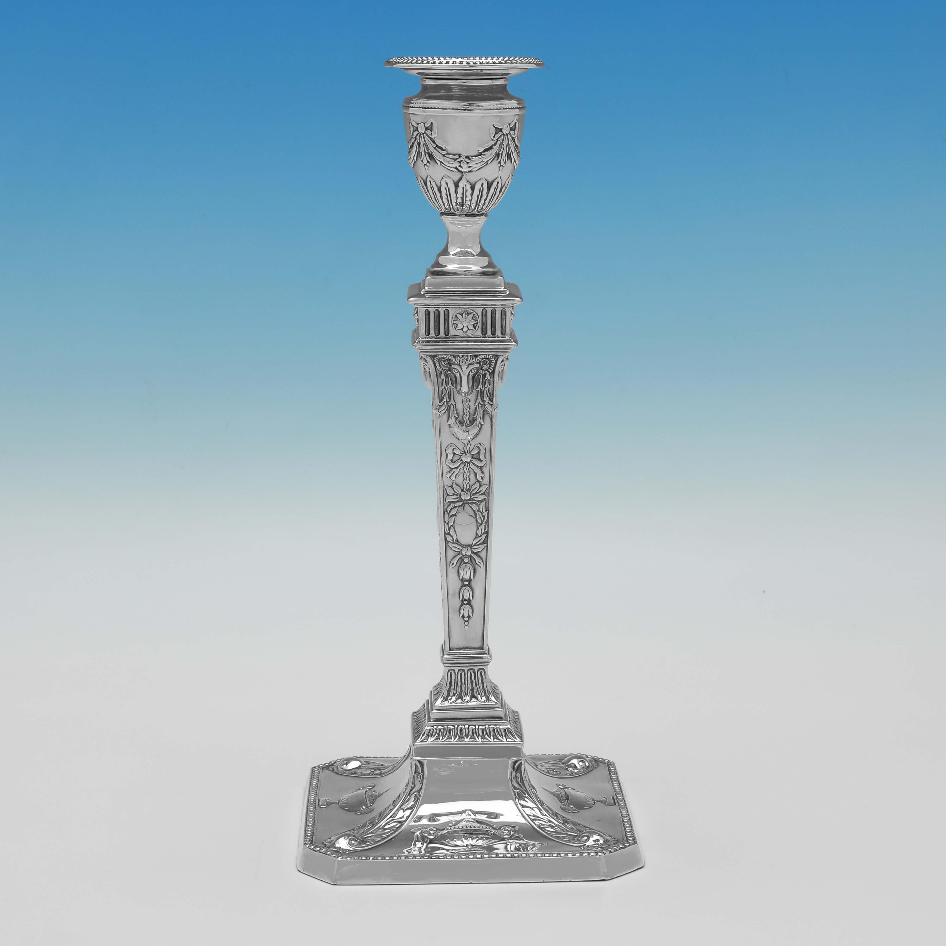 Signée à Sheffield en 1899 par John & William Deakin, cette paire de chandeliers victoriens en argent sterling antique est de style Adam. 

Chaque chandelier mesure 26 cm de haut, 11 cm de large et 11 cm de profondeur. Les chandeliers sont remplis