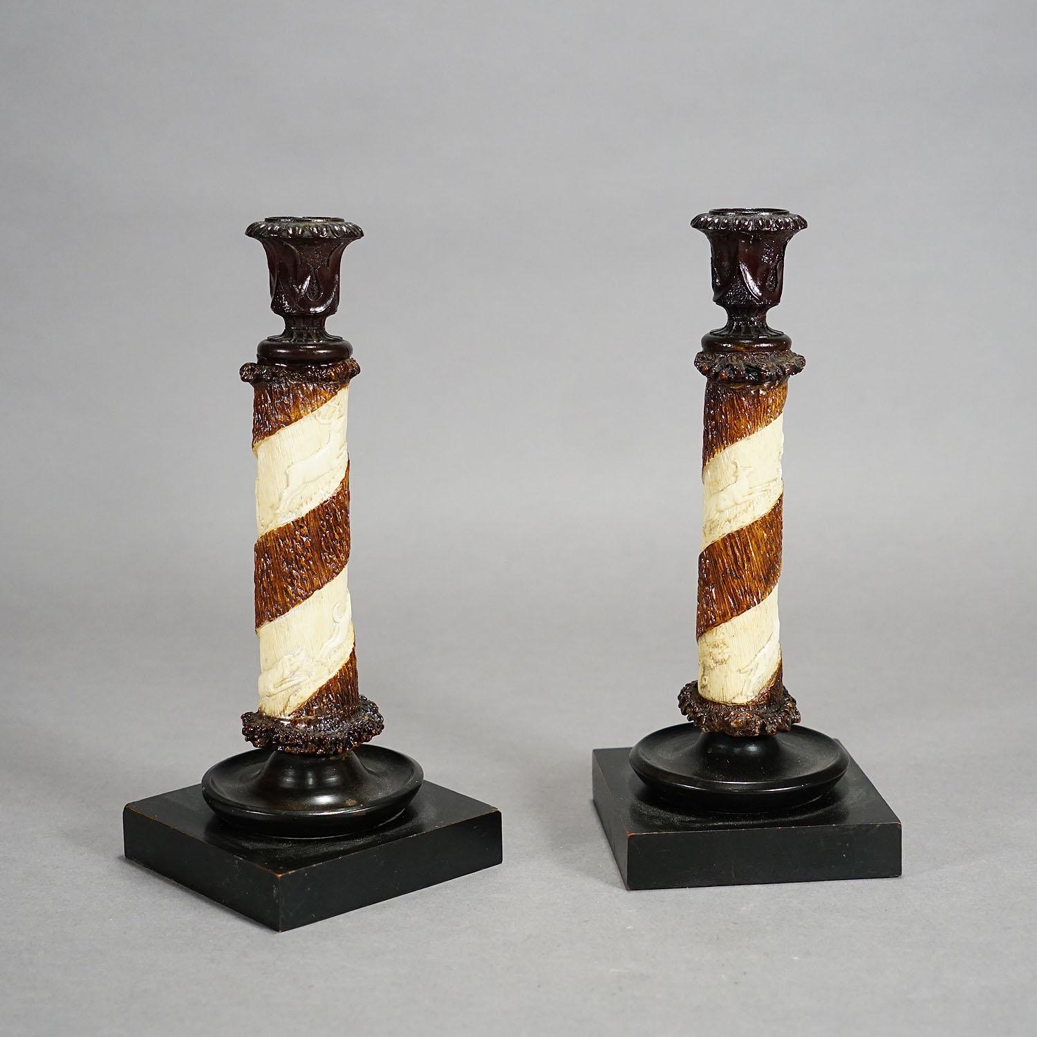 Ein Paar viktorianische Geweih-Kerzenhalter mit feinen Schnitzereien, Deutschland, ca. 1880 (Rustikal) im Angebot