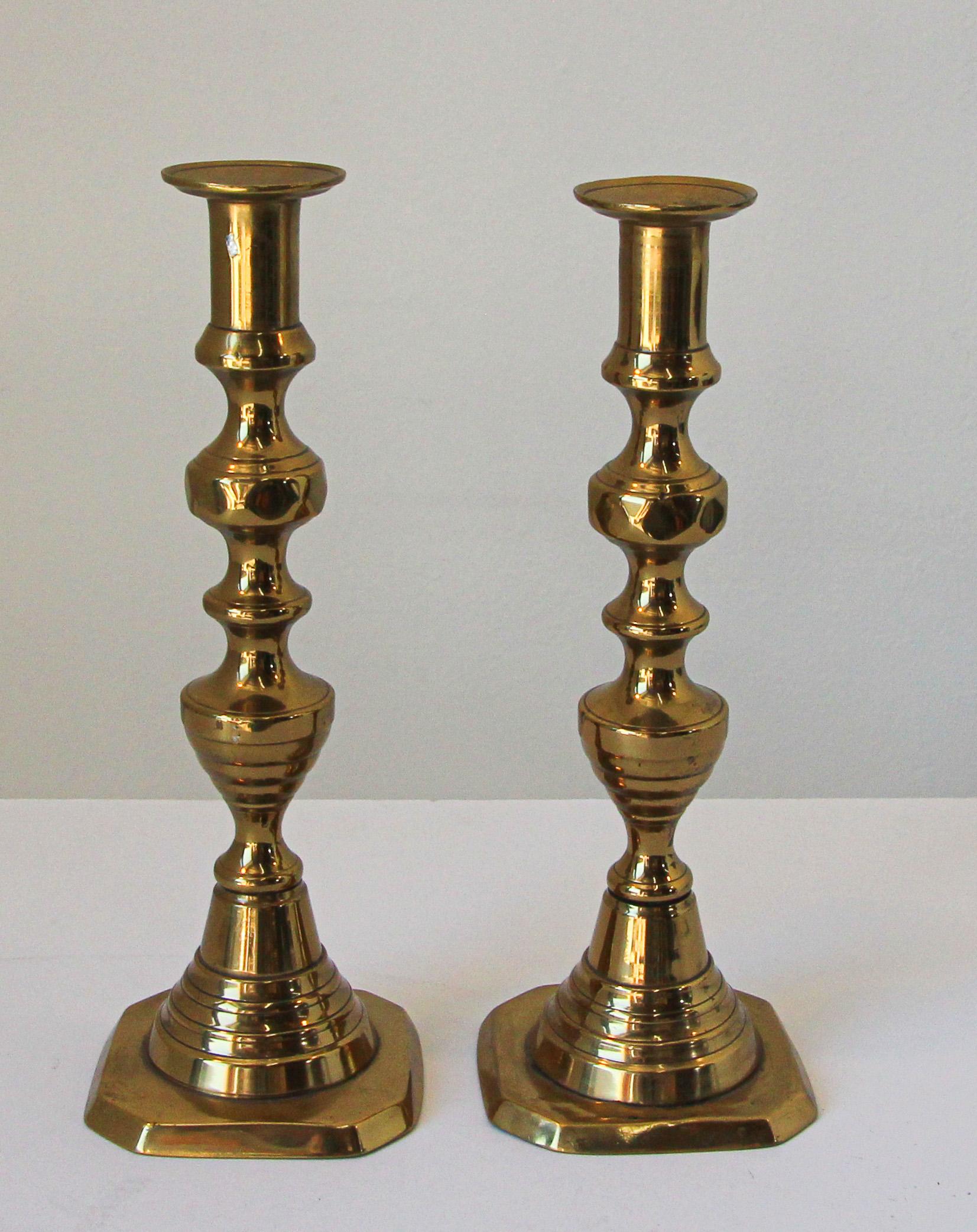Coppia di candelabri a forma di alveare in ottone di epoca vittoriana del XIX secolo in vendita 8