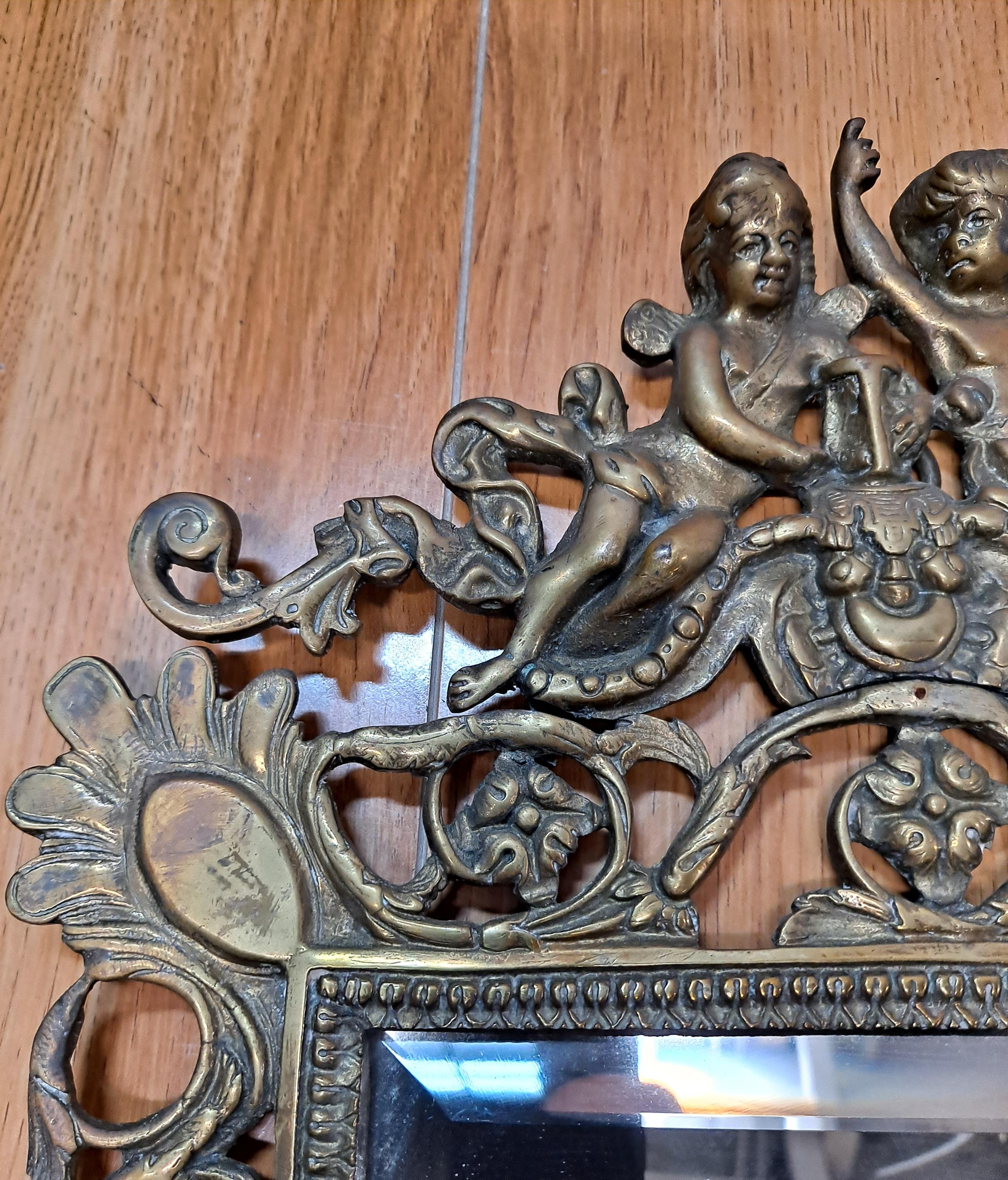 Paire de miroirs biseautés encadrés de laiton de l'époque victorienne en vente 3