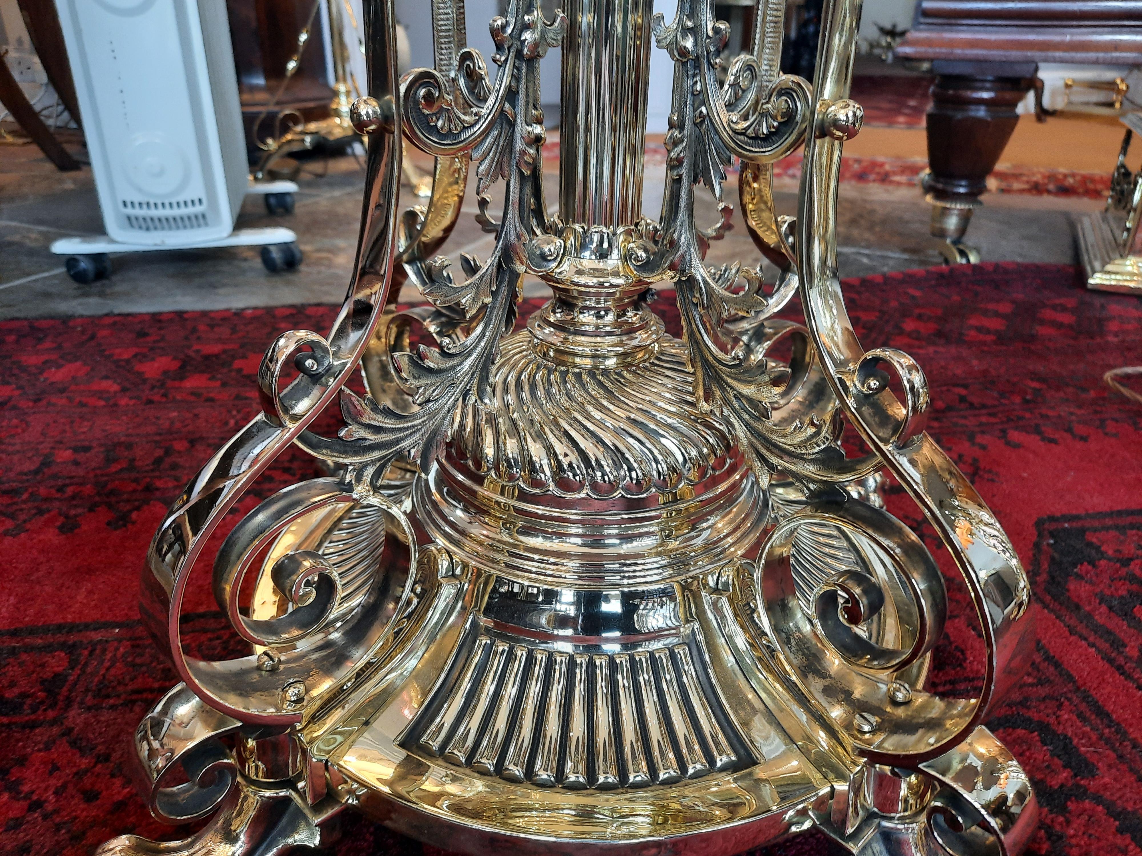 Pair of Victorian Brass Telescopic Standard Oil Lamps In Good Condition For Sale In Altrincham, GB