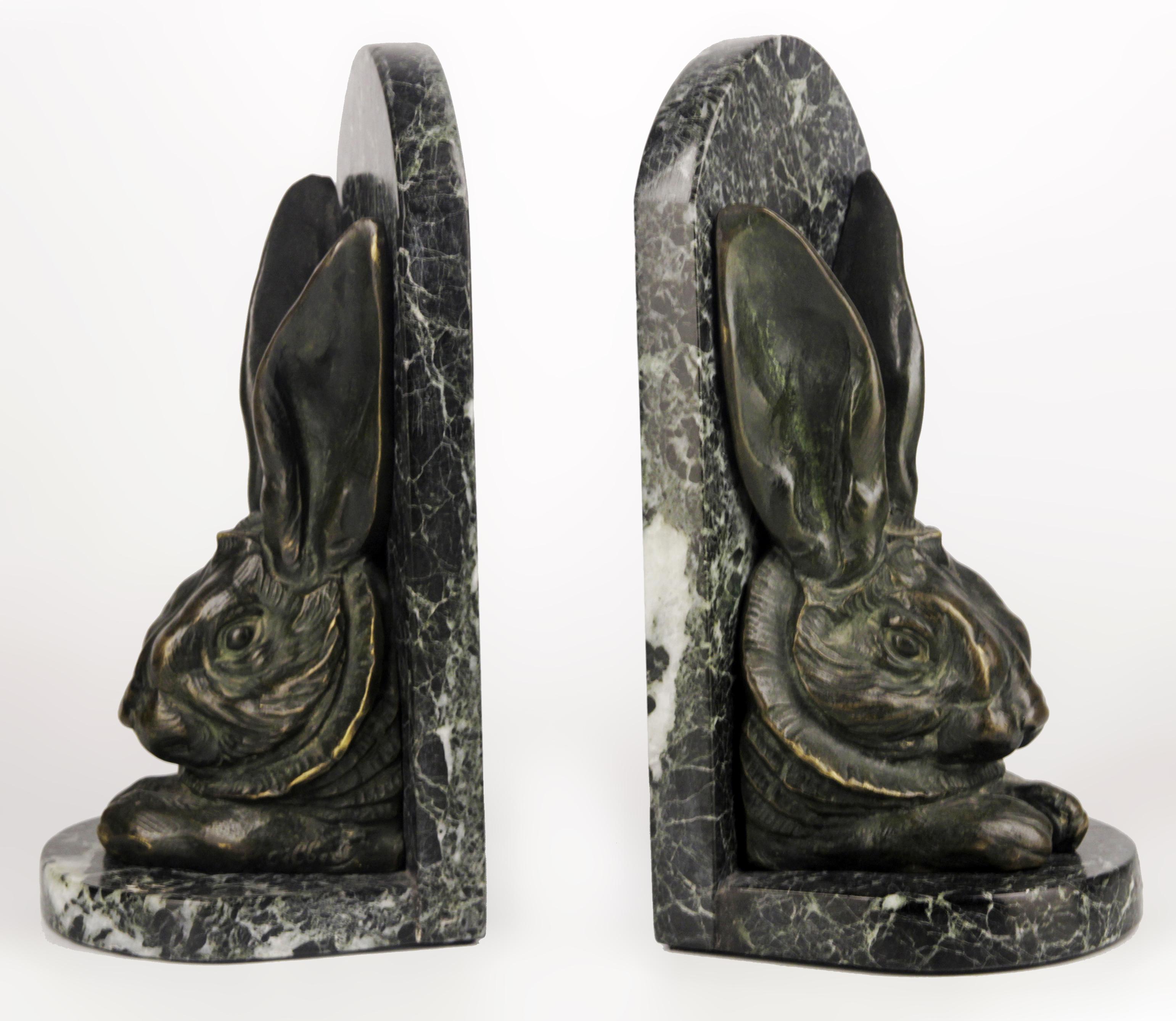 Victorien Paire de serre-livres victoriens en bronze à tête de lapin dans des socles en marbre par A. Gilbert en vente