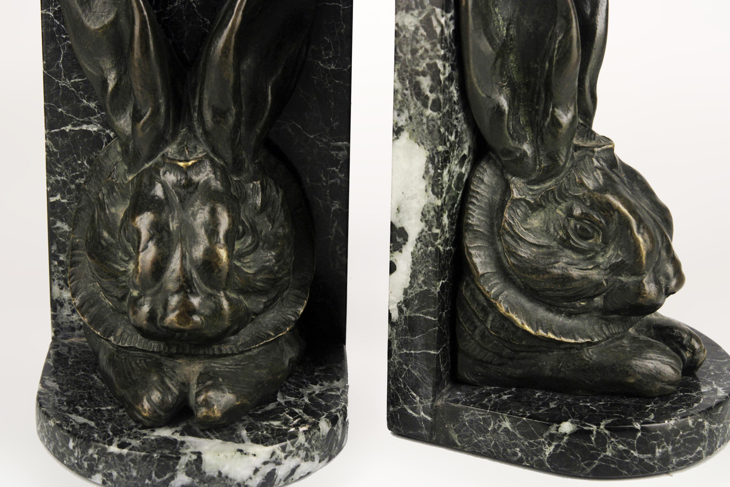 Anglais Paire de serre-livres victoriens en bronze à tête de lapin dans des socles en marbre par A. Gilbert en vente