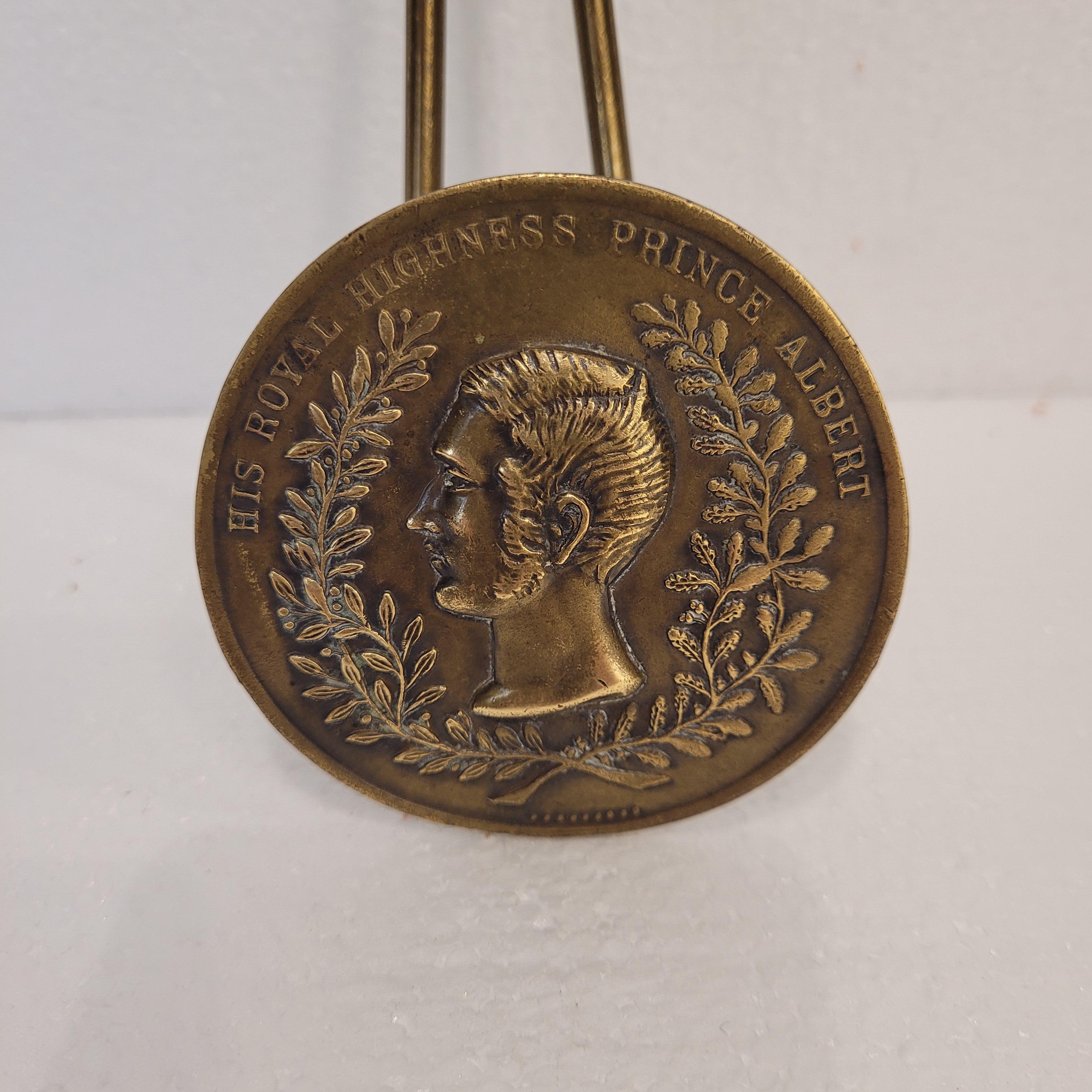 Paire de porte-attaches en bronze de l'époque victorienne Prince Albert Angleterre en vente 7