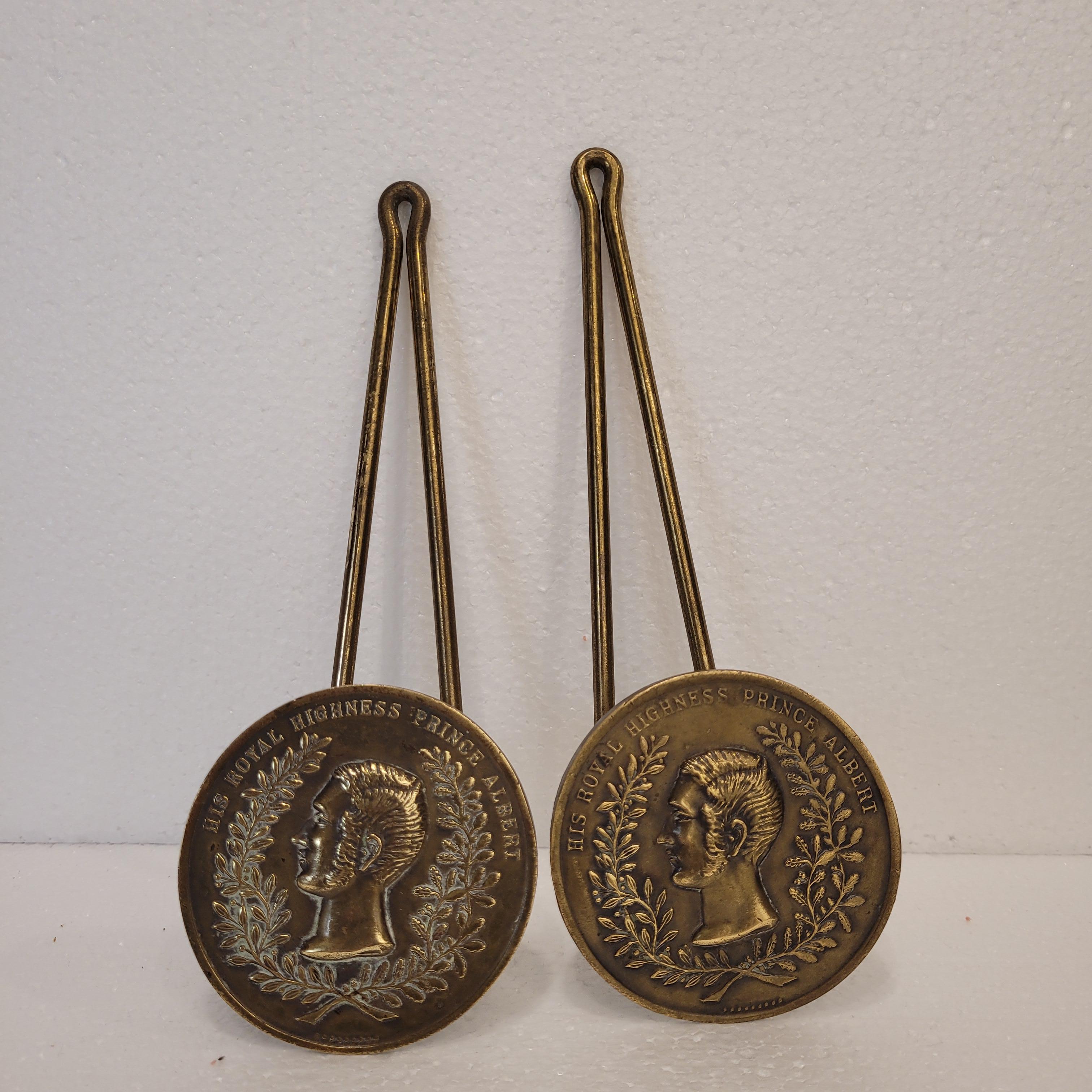 Paire de porte-attaches en bronze de l'époque victorienne Prince Albert Angleterre en vente 8