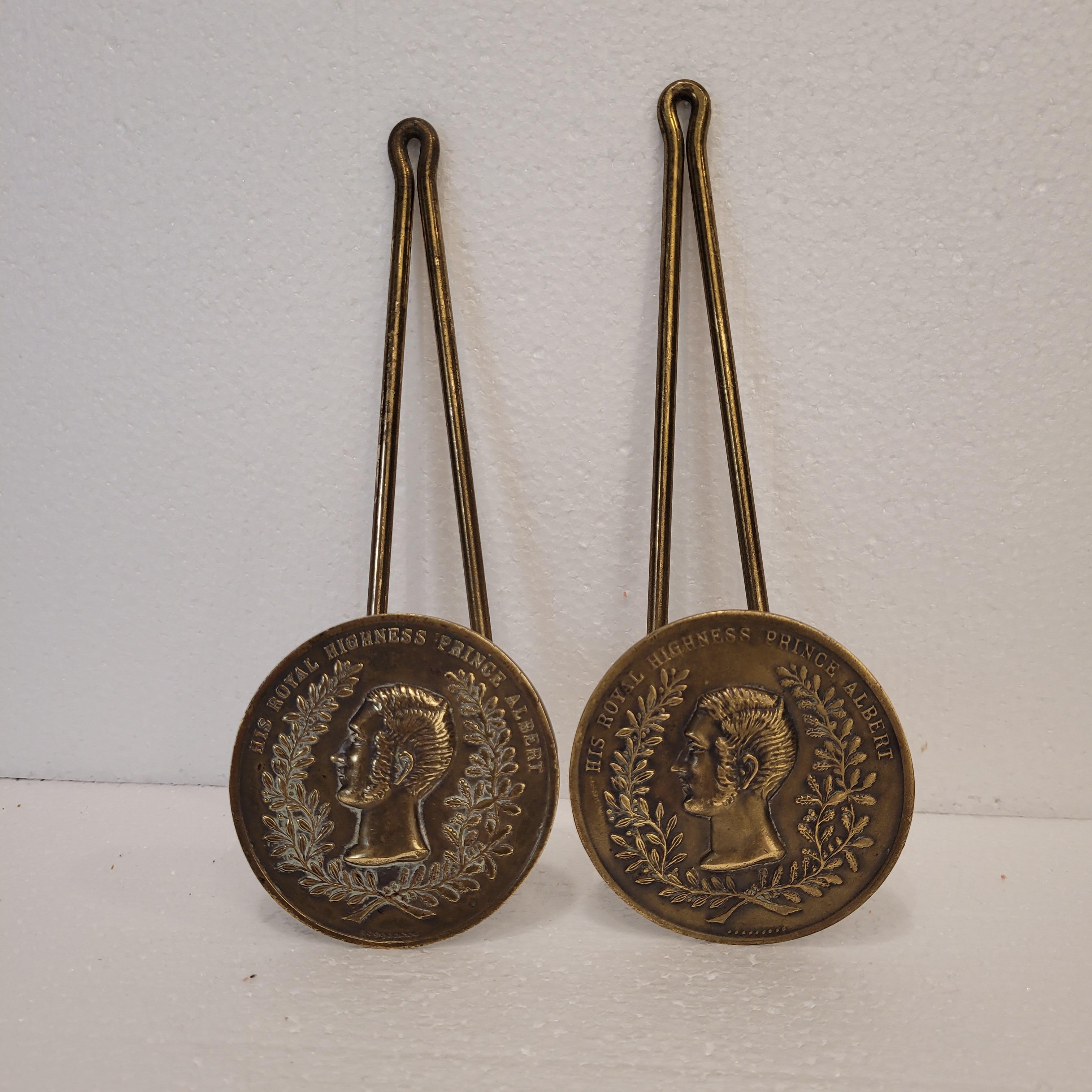 Paire de porte-attaches en bronze de l'époque victorienne Prince Albert Angleterre en vente 9