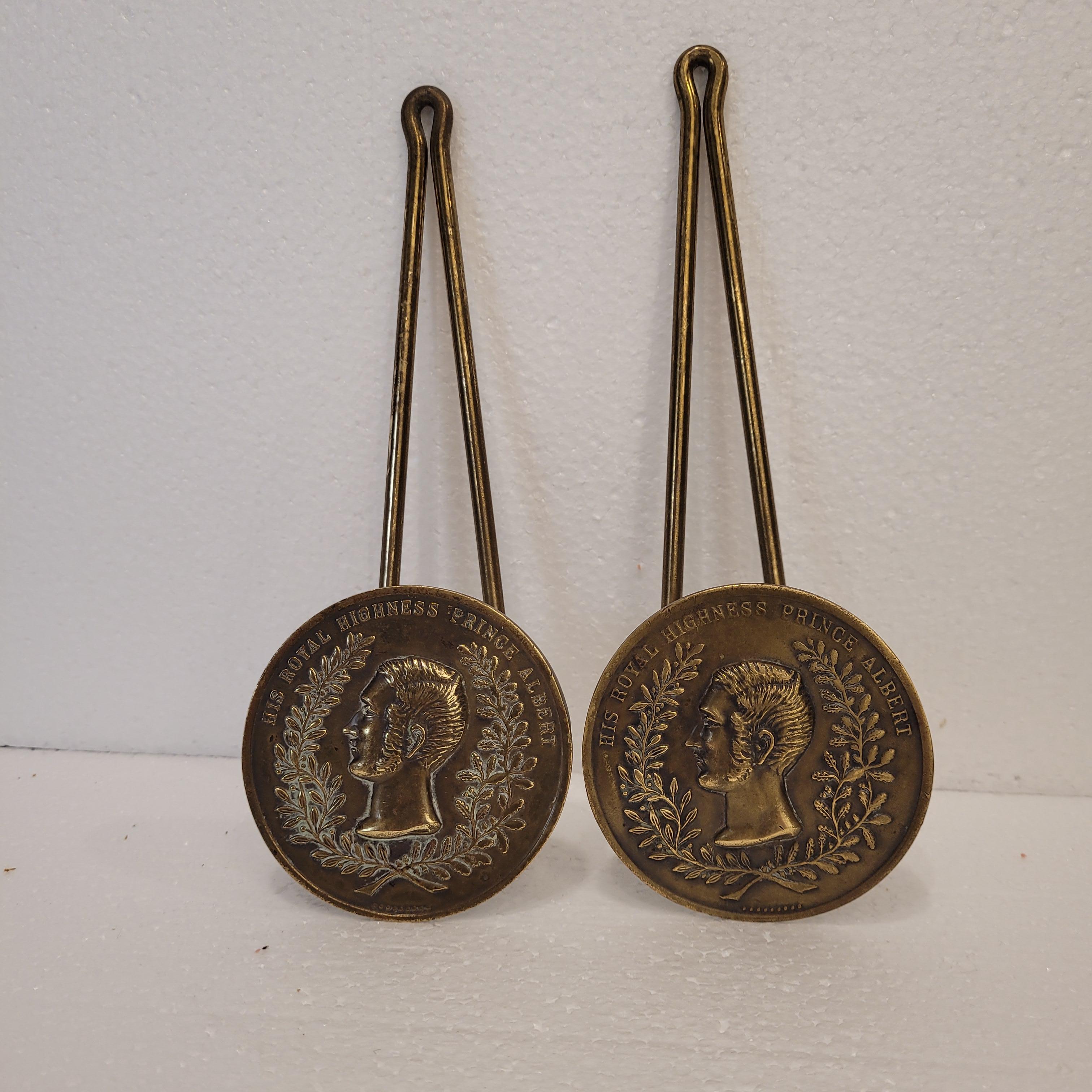 Paire de porte-attaches en bronze de l'époque victorienne Prince Albert Angleterre en vente 10