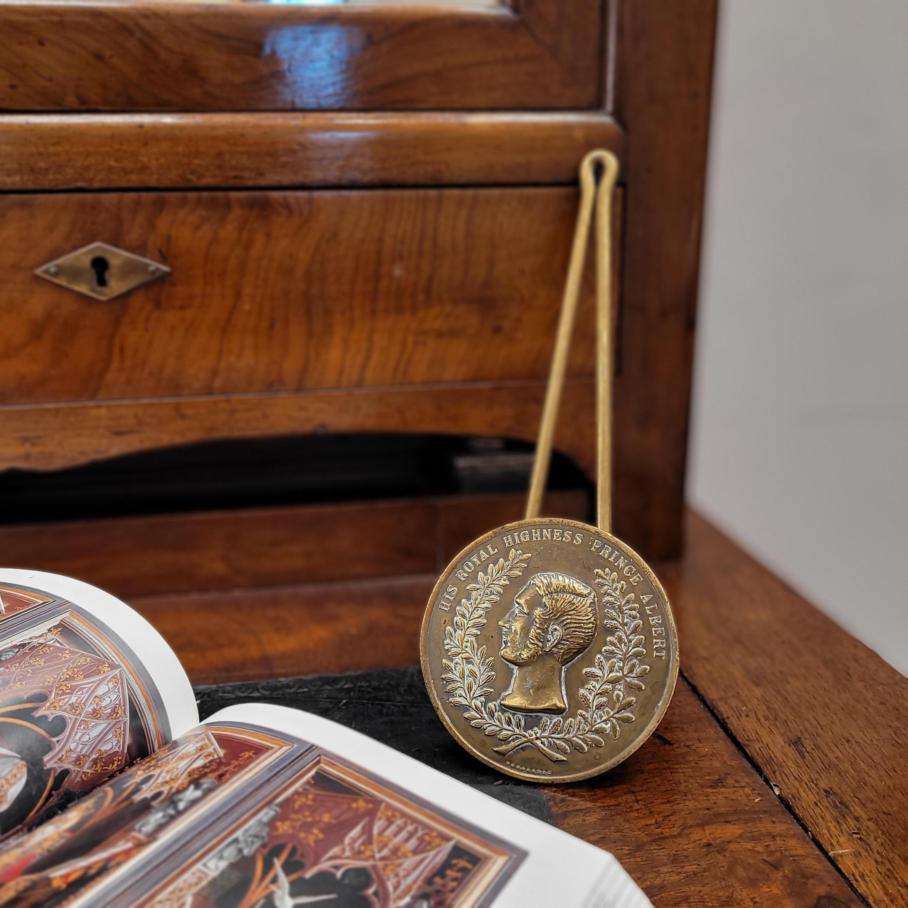Paire de porte-attaches en bronze de l'époque victorienne Prince Albert Angleterre en vente 11