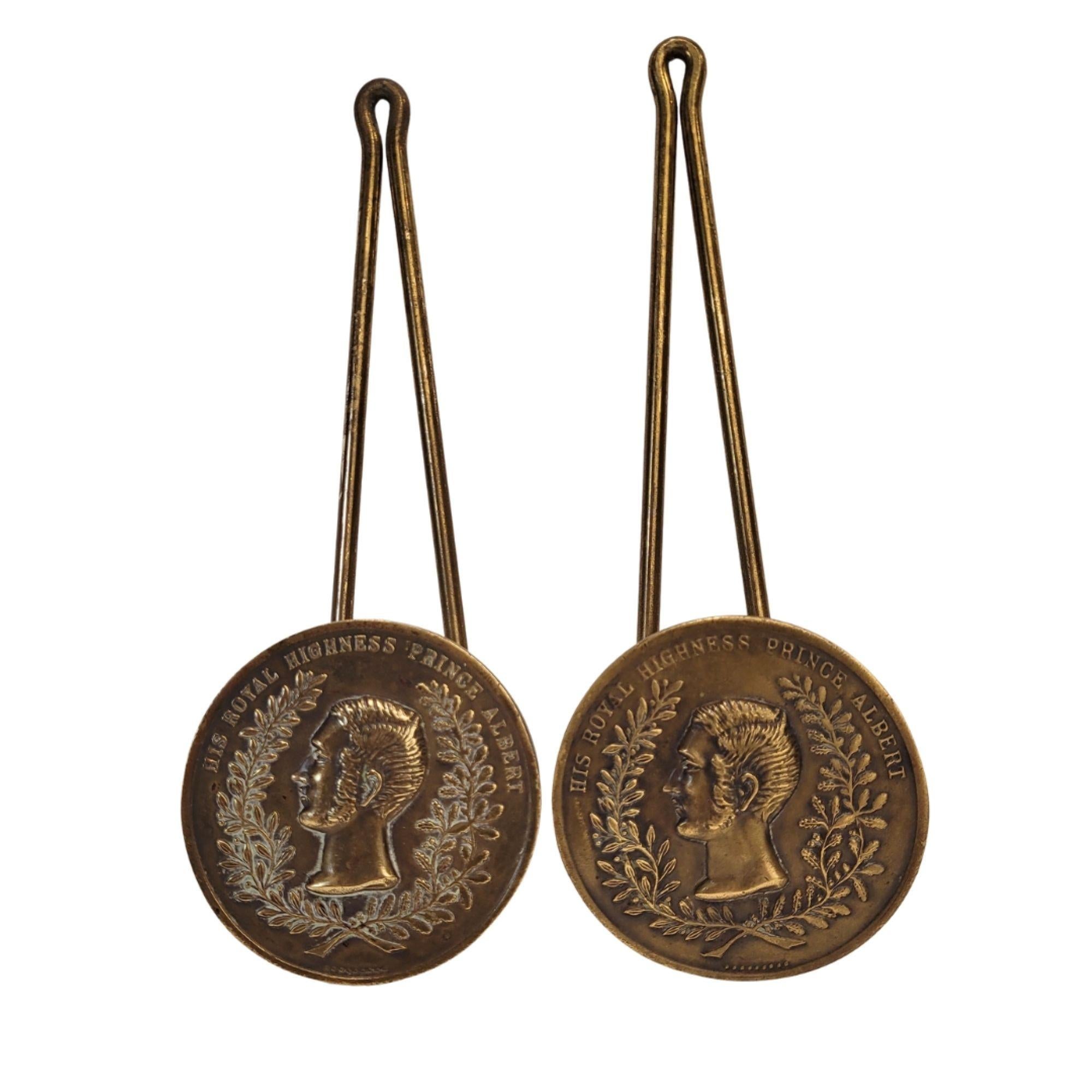 Paire de porte-attaches en bronze de l'époque victorienne Prince Albert Angleterre en vente 13