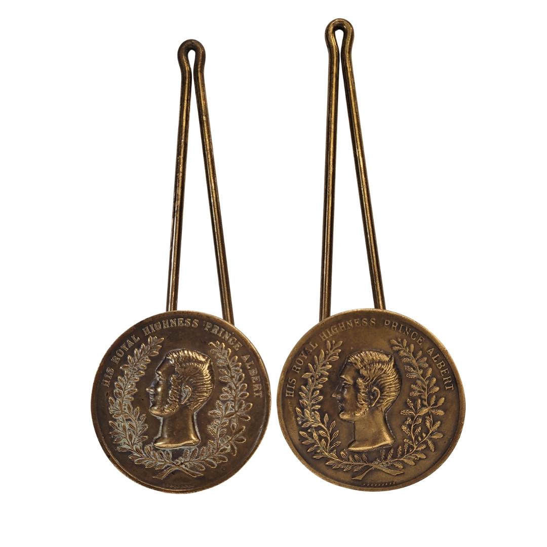 Curieuse et belle paire de porte-rideaux ou embrasses en bronze, de la fin du XIXe siècle, comportant une médaille à l'effigie du prince Albert de Saxe-Cobourg et Gotha (1819-1861). On pense que cette médaille pourrait avoir été un objet