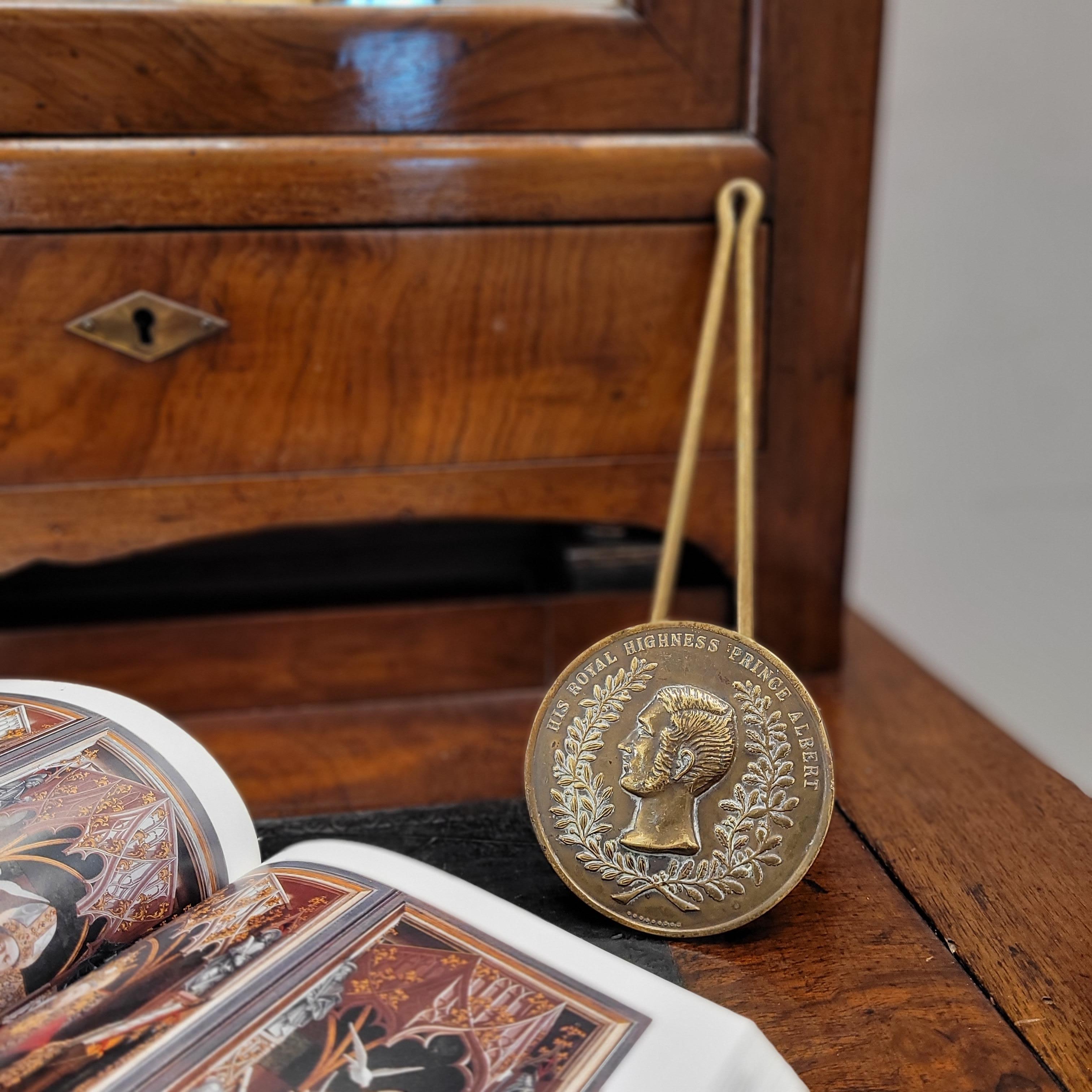 Paire de porte-attaches en bronze de l'époque victorienne Prince Albert Angleterre en vente 15