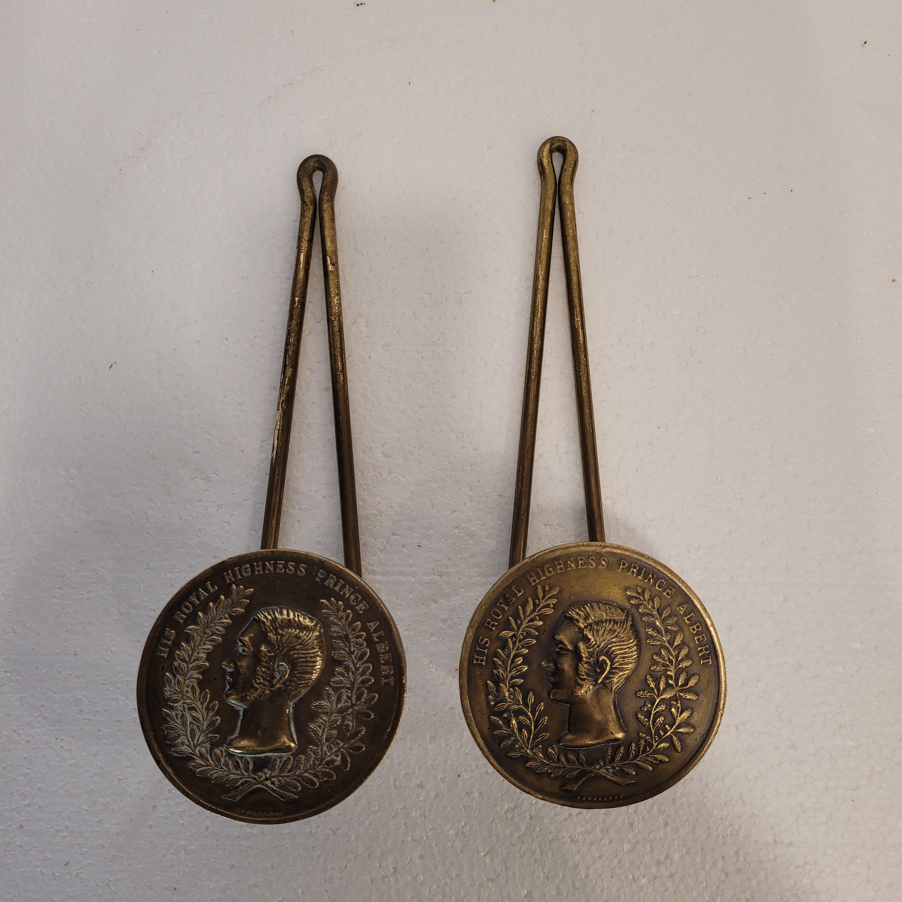 Paire de porte-attaches en bronze de l'époque victorienne Prince Albert Angleterre Unisexe en vente