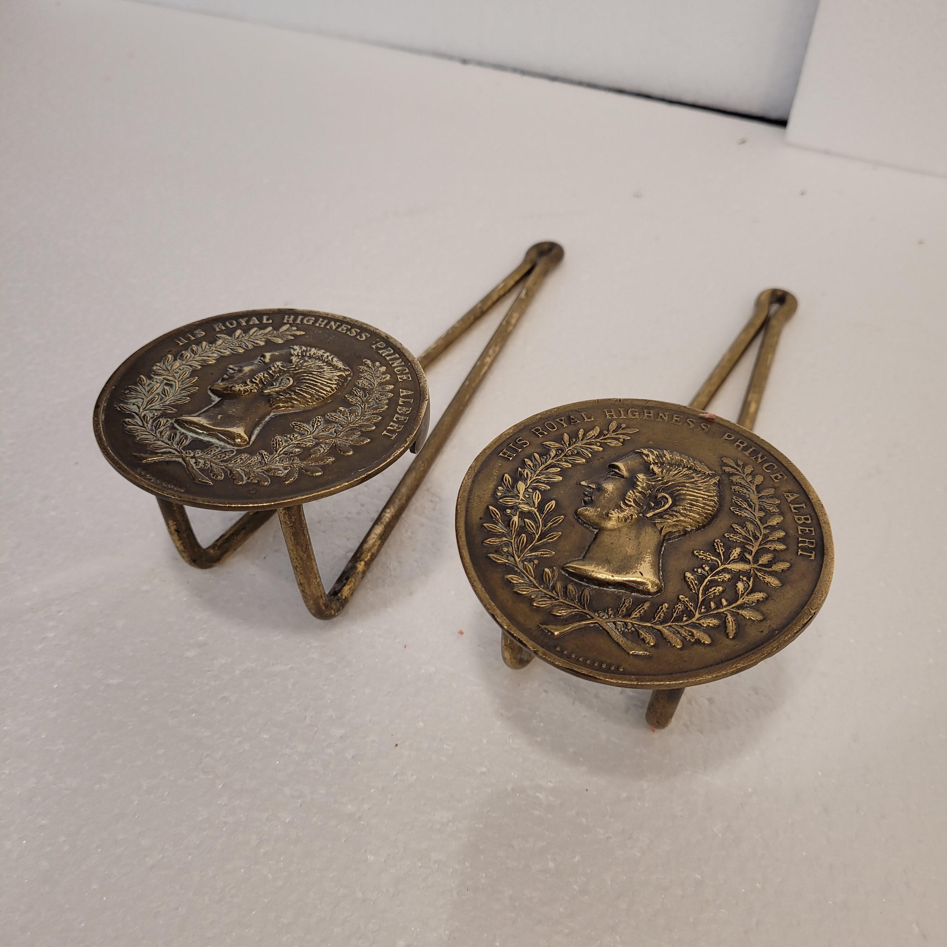 Paire de porte-attaches en bronze de l'époque victorienne Prince Albert Angleterre en vente 1