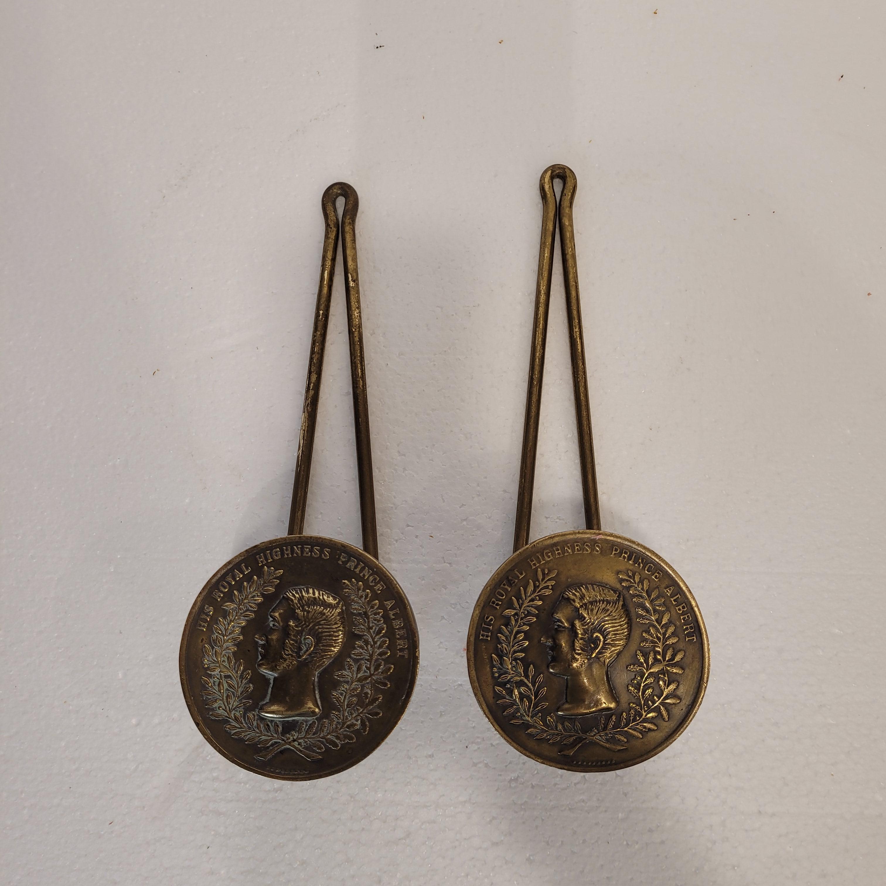 Paire de porte-attaches en bronze de l'époque victorienne Prince Albert Angleterre en vente 2