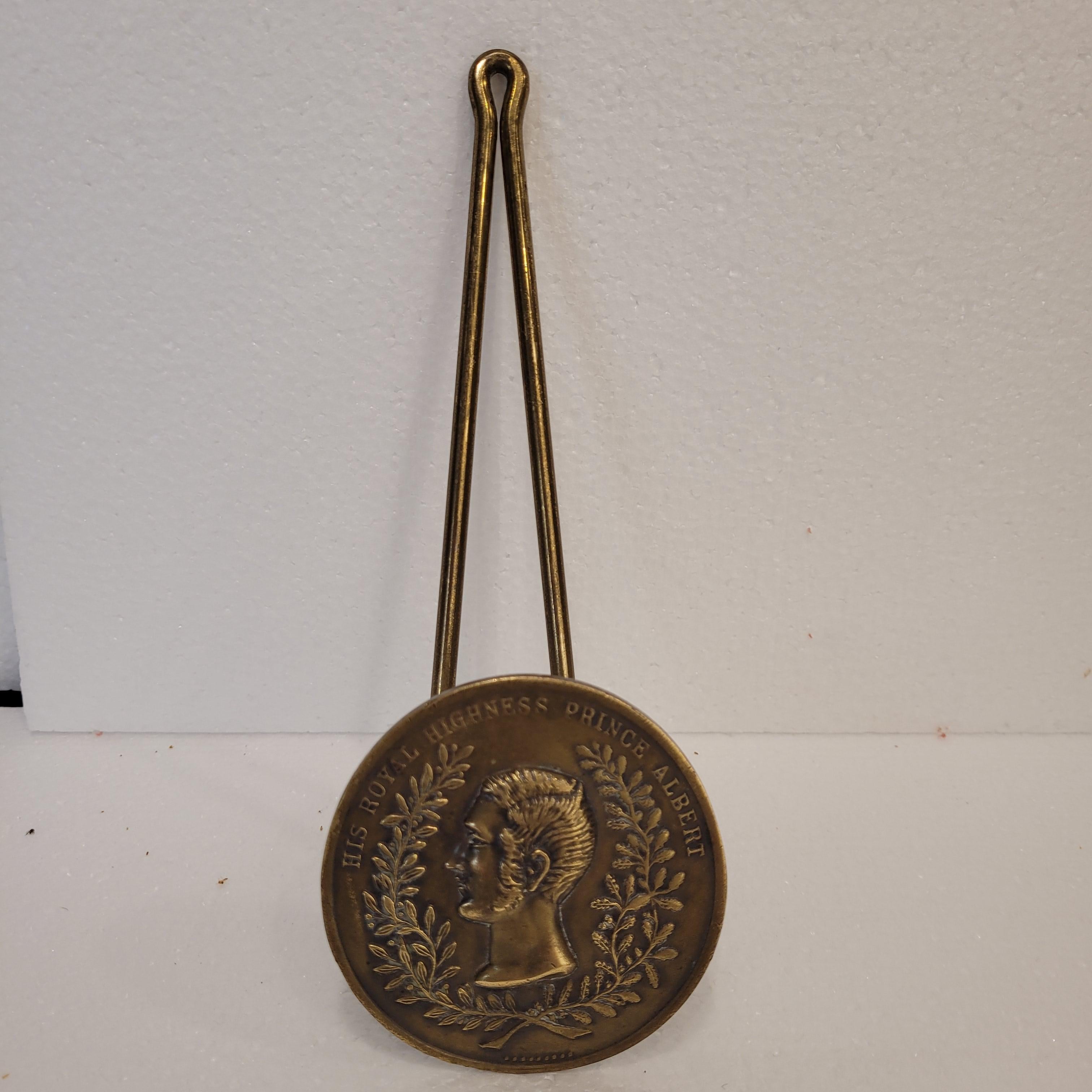 Paire de porte-attaches en bronze de l'époque victorienne Prince Albert Angleterre en vente 3