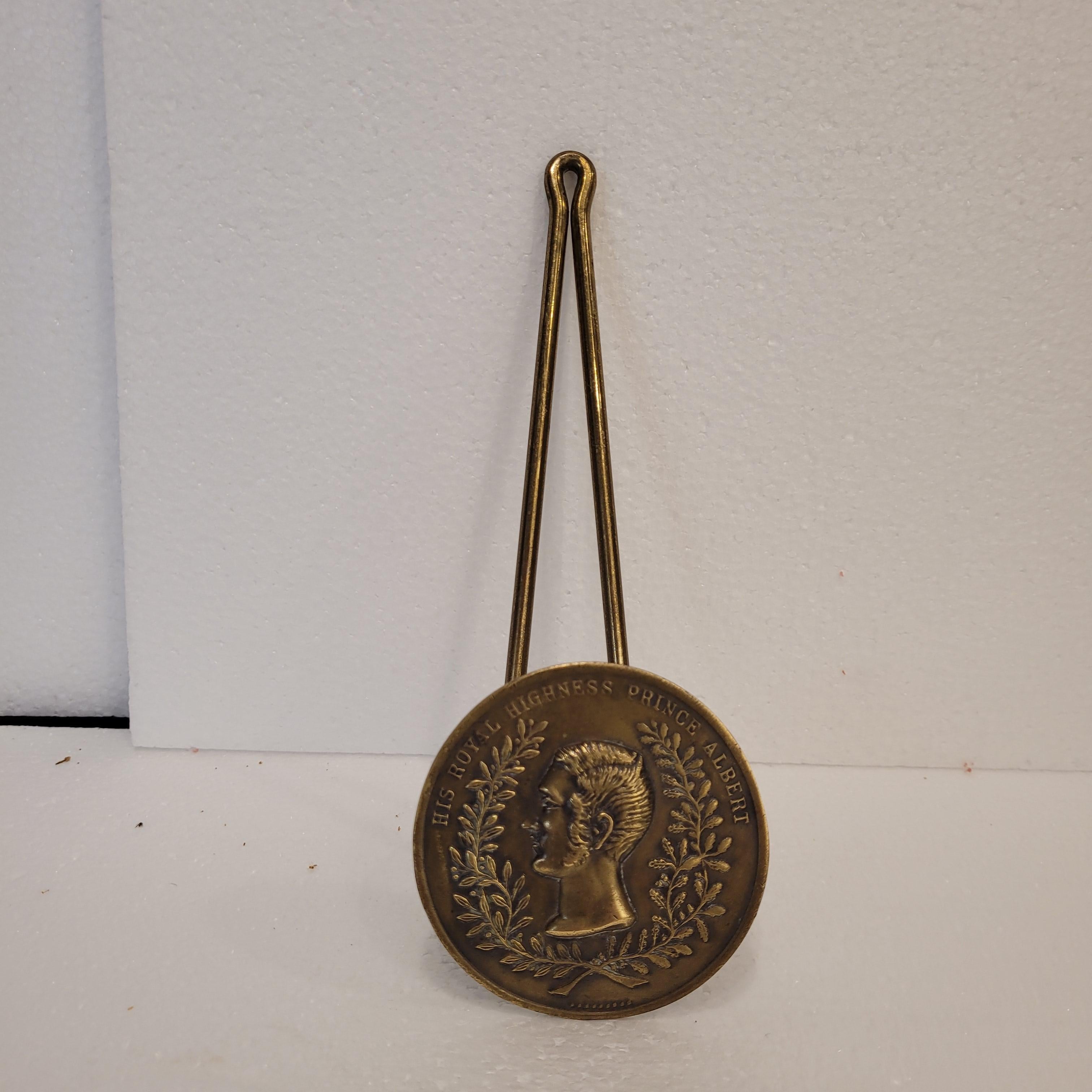 Paire de porte-attaches en bronze de l'époque victorienne Prince Albert Angleterre en vente 4