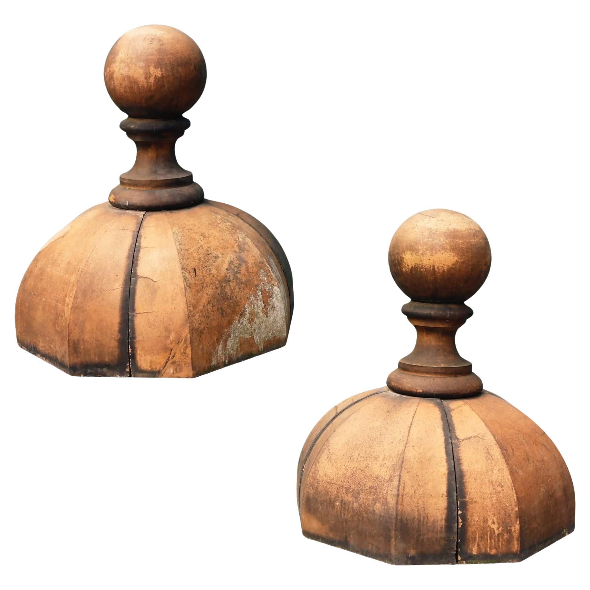 Paar viktorianische Buff-Terrakotta-Finiale oder Pier-Kappen aus Buff