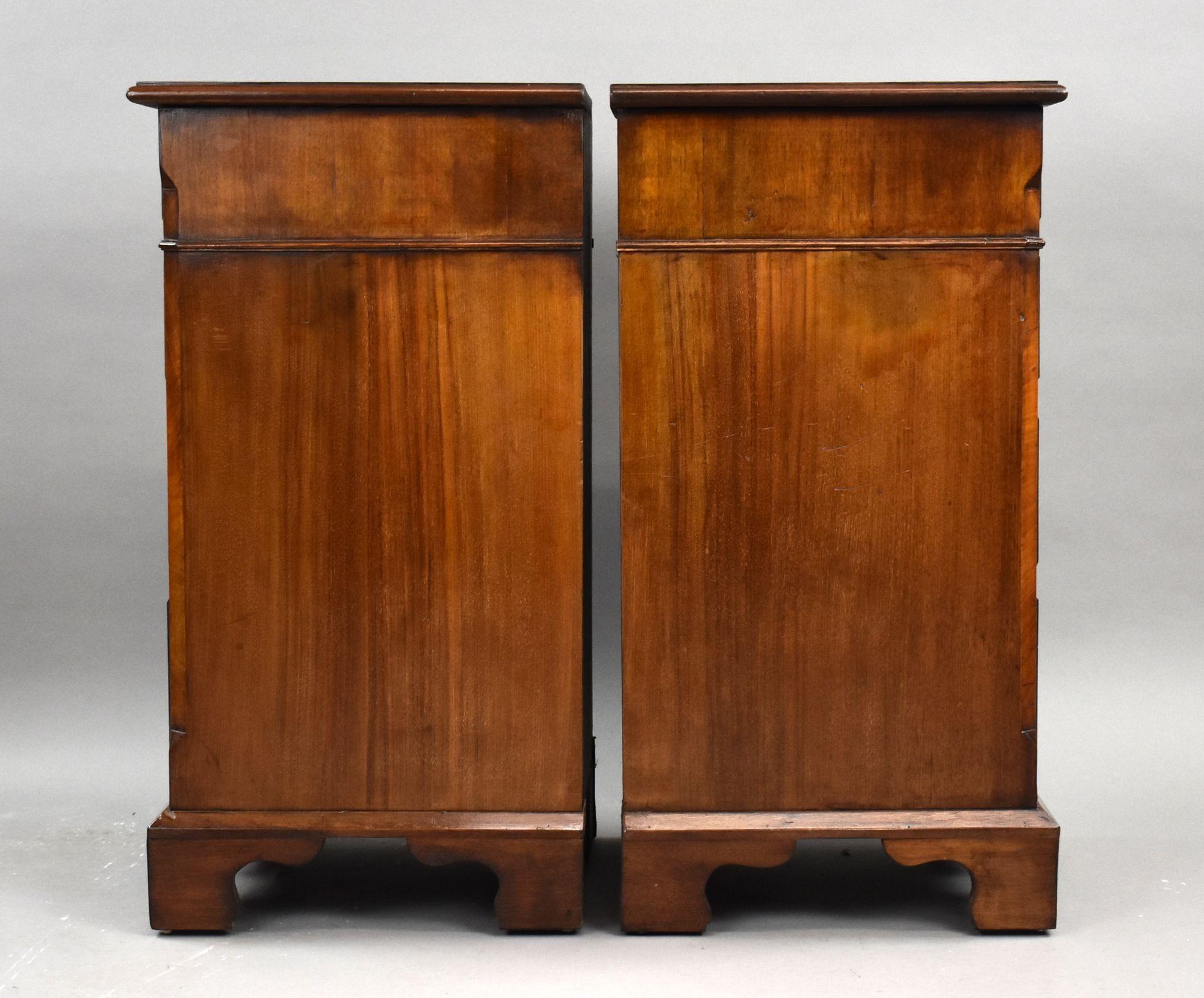 Anglais Paire de chevets victoriens en ronce de noyer en vente