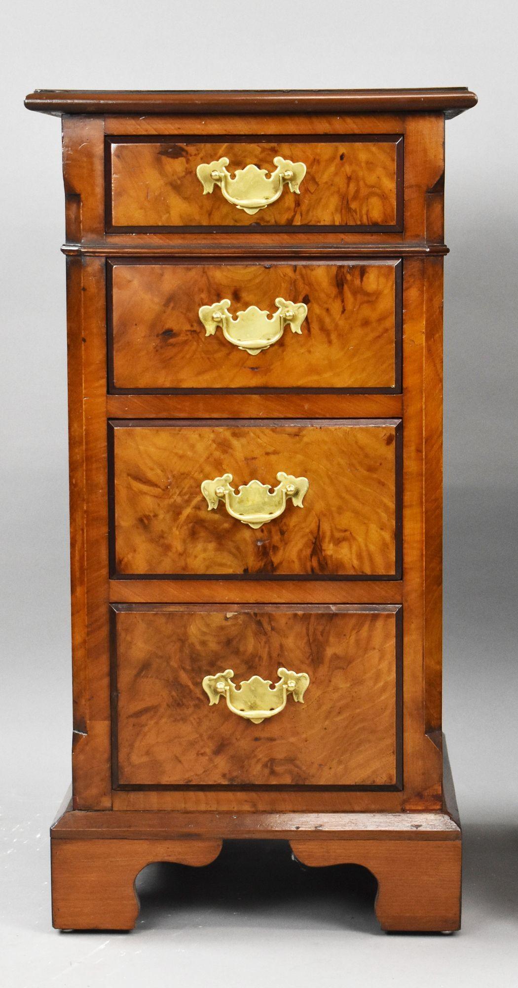 Noyer Paire de chevets victoriens en ronce de noyer en vente