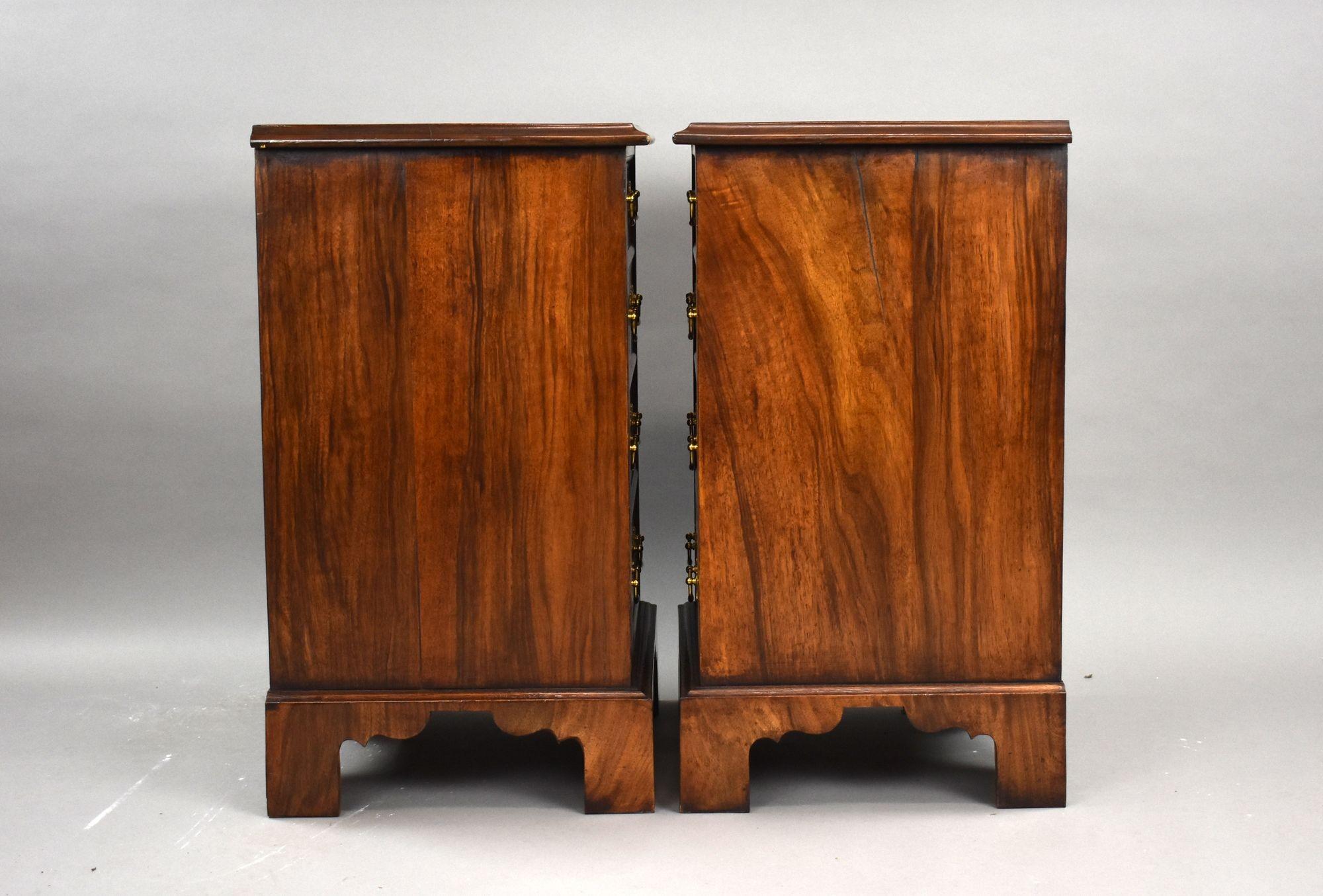 Noce Coppia di sponde da letto vittoriane in radica di noce in vendita