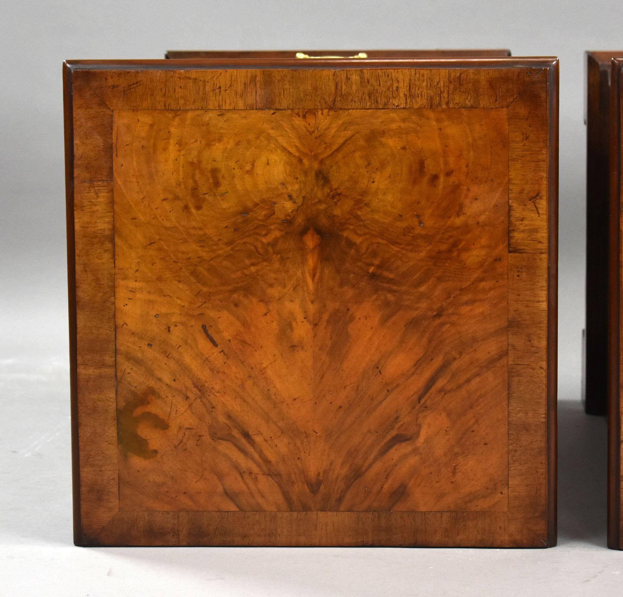 Paire de chevets victoriens en ronce de noyer en vente 2