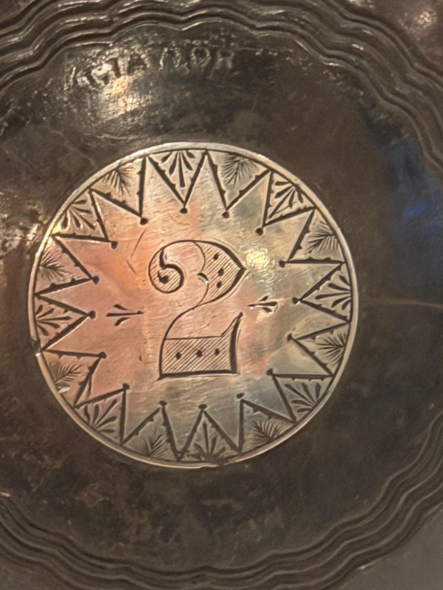 Paire de boules de tapis victoriennes sur pied avec plaques en métal argenté en vente 3