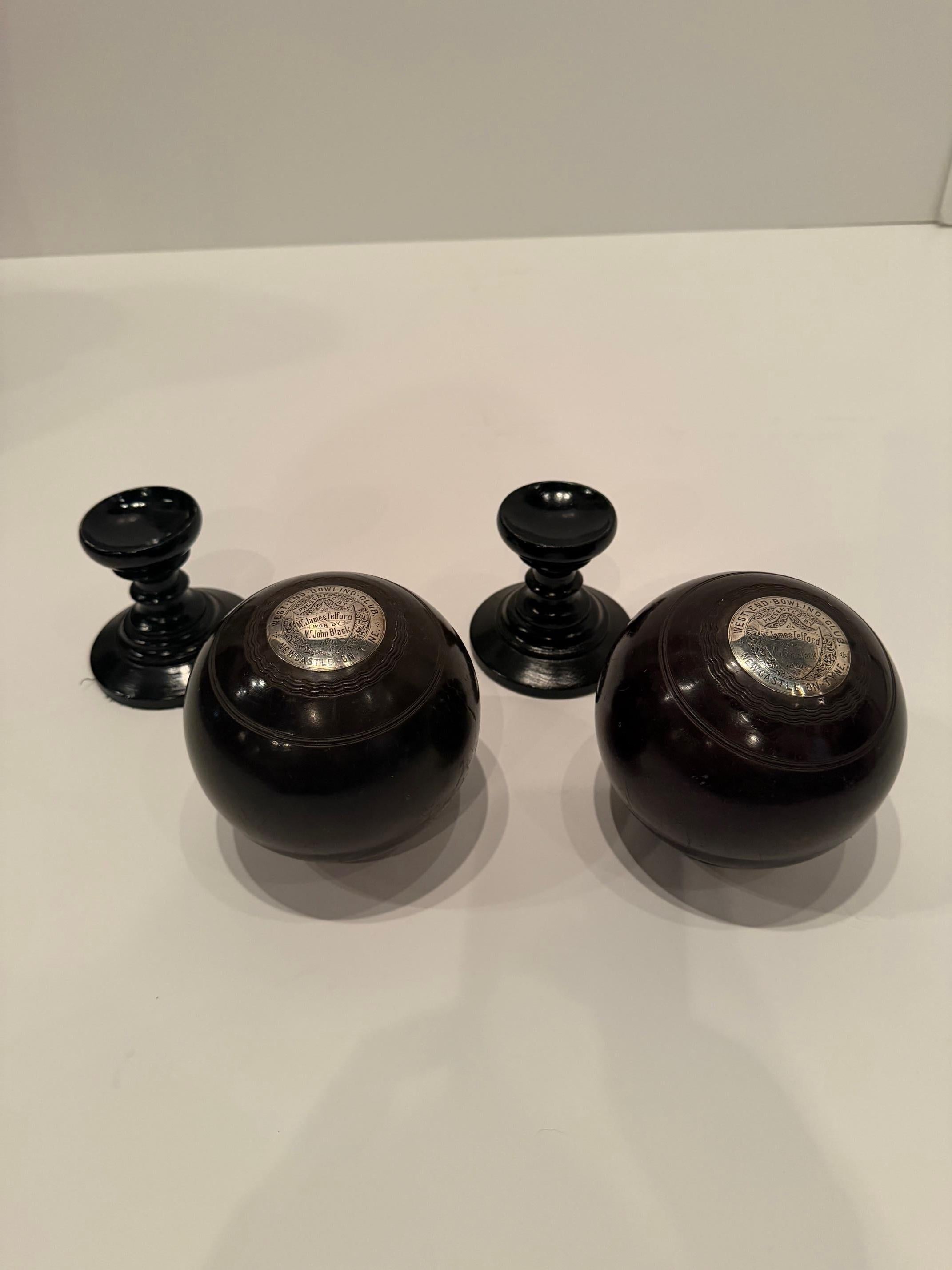 Paire de boules de tapis victoriennes sur pied avec plaques en métal argenté en vente 4