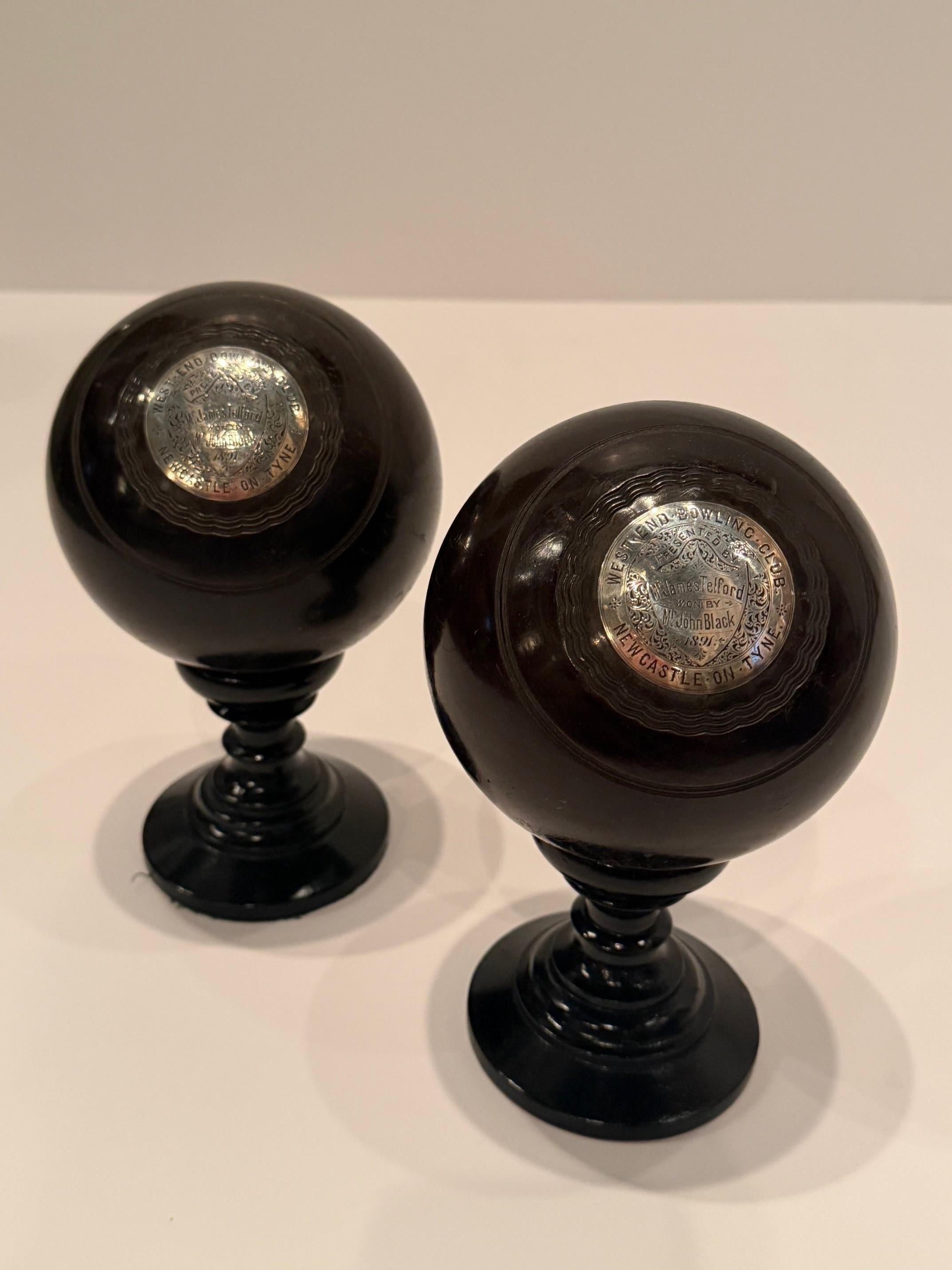 Paire de boules de tapis victoriennes sur pied avec plaques en métal argenté en vente 5