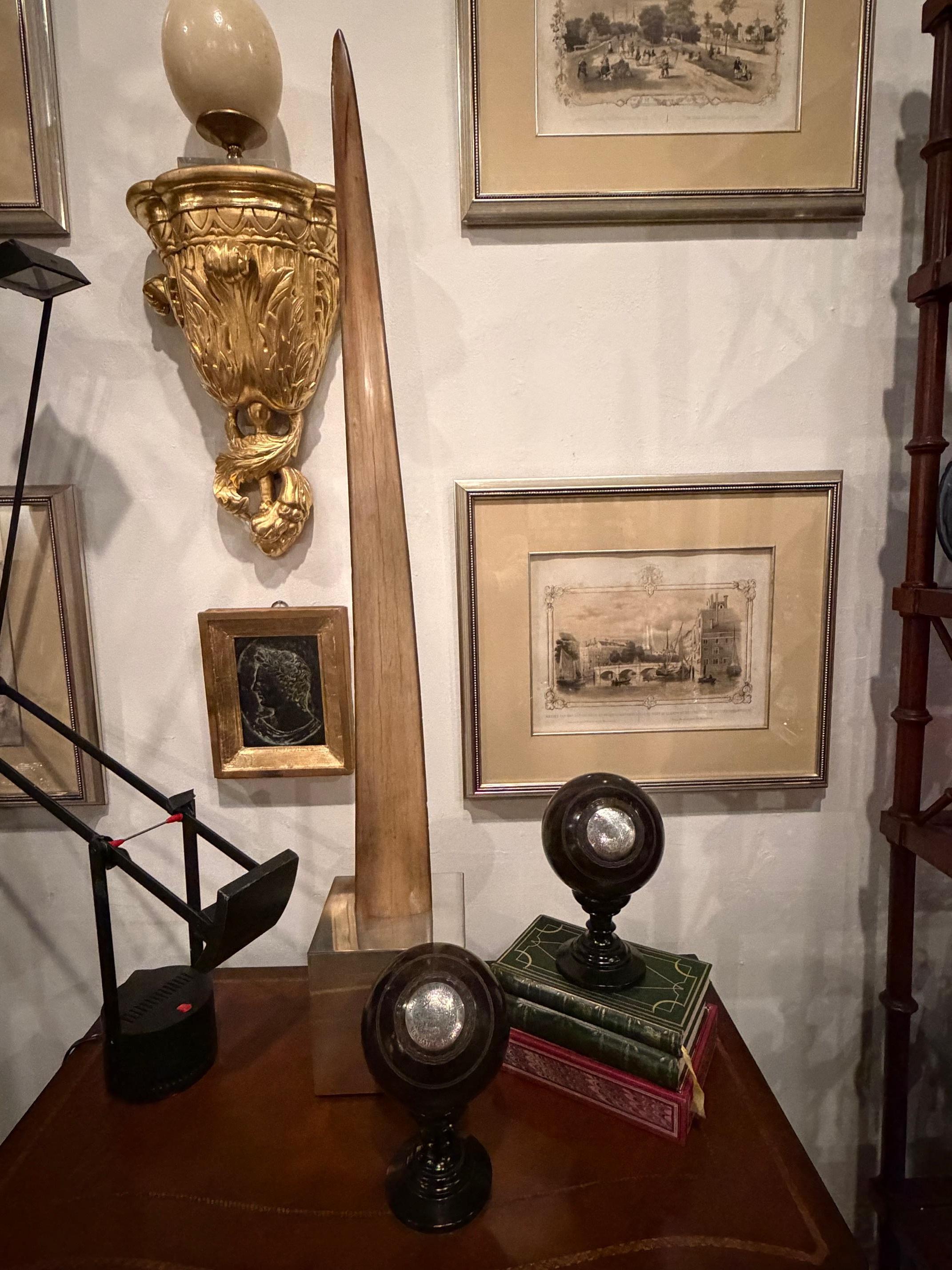 Paire de boules de tapis victoriennes sur pied avec plaques en métal argenté en vente 6