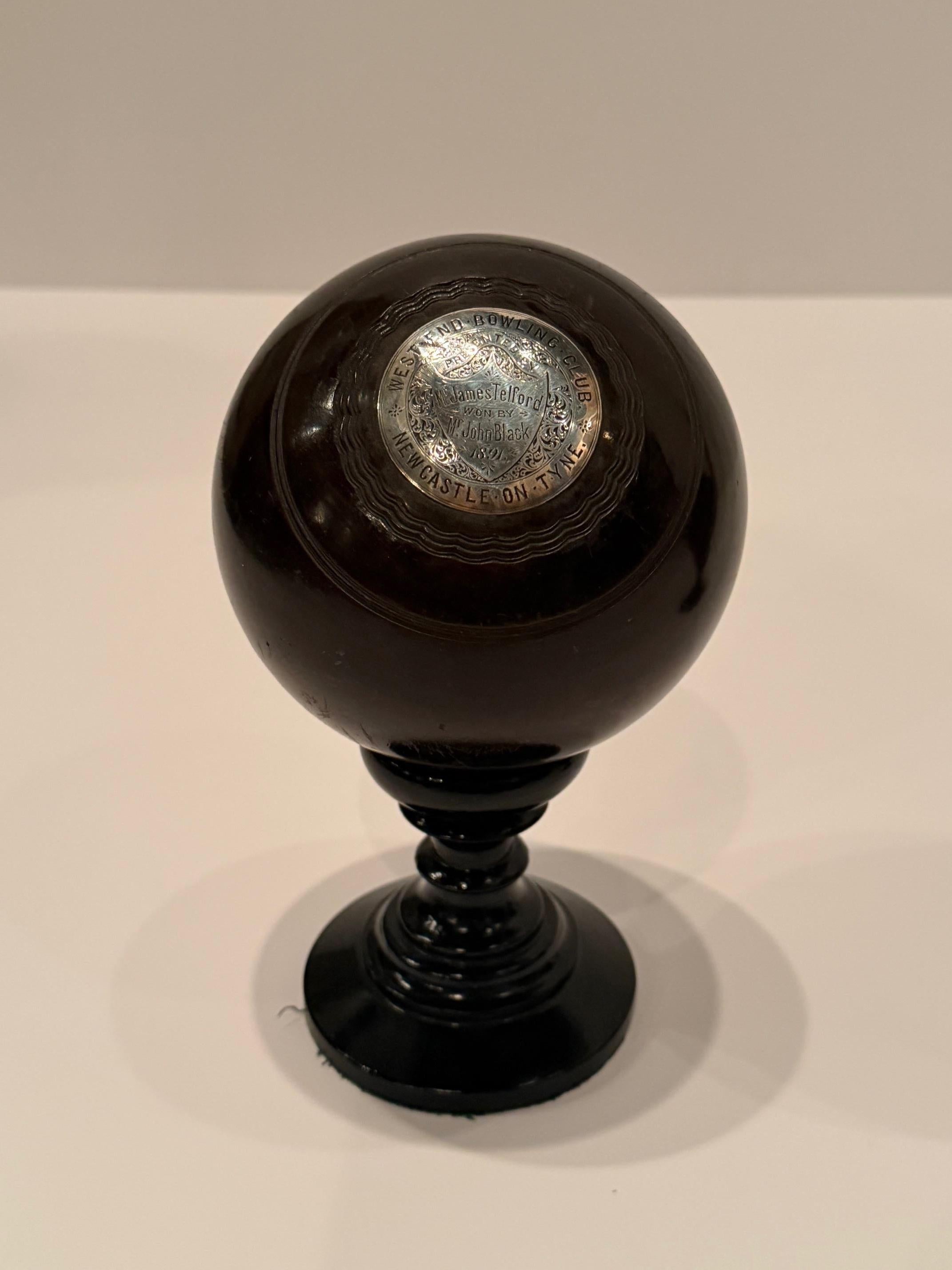 Fabuleux accessoire insolite, cette paire de boules de tapis anglaises du XIXe siècle sur socle en bois constitue un véritable objet de collection.  Les plaques rondes en métal argenté sont signées et datées.

RR