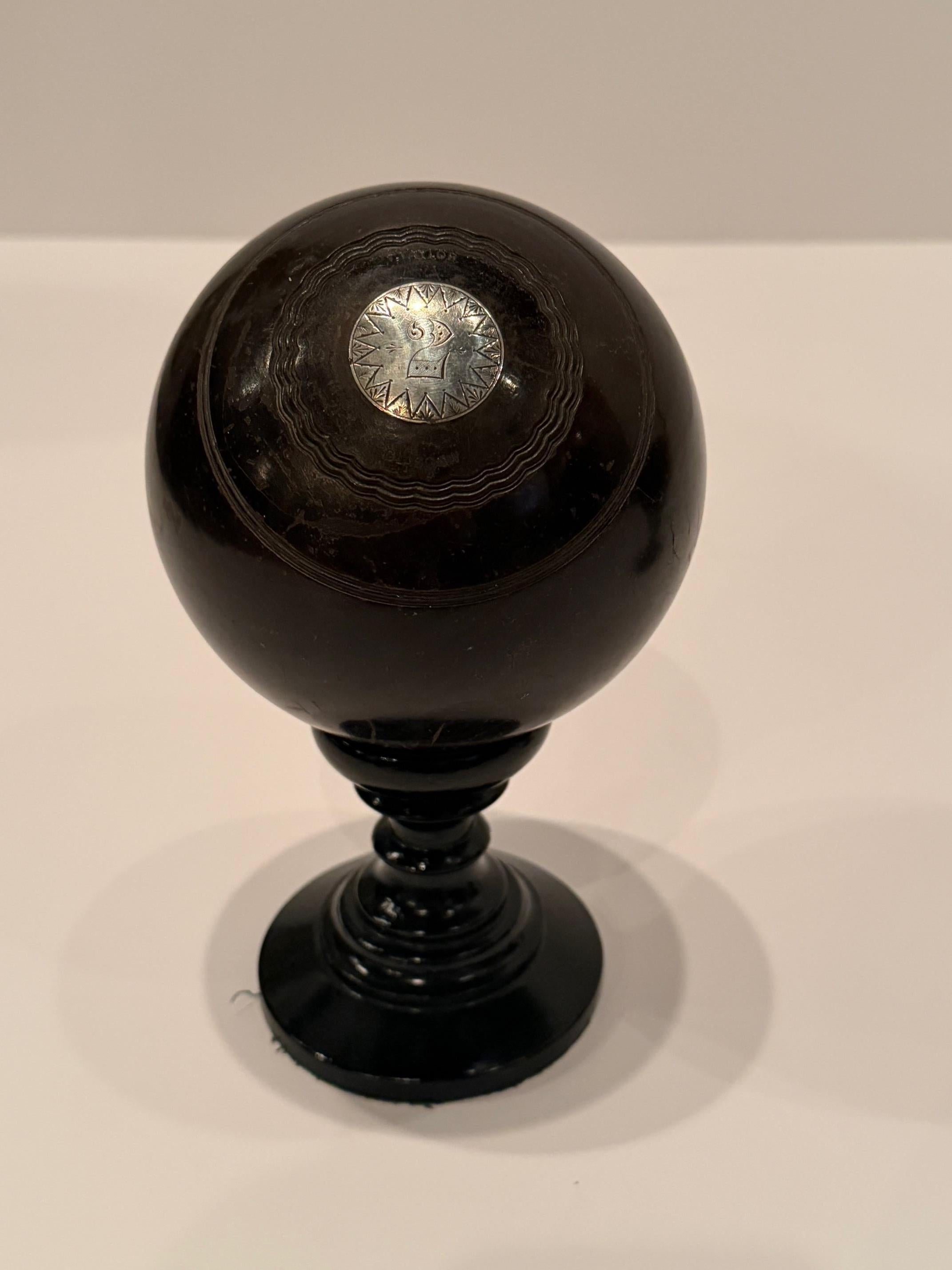 Victorien Paire de boules de tapis victoriennes sur pied avec plaques en métal argenté en vente