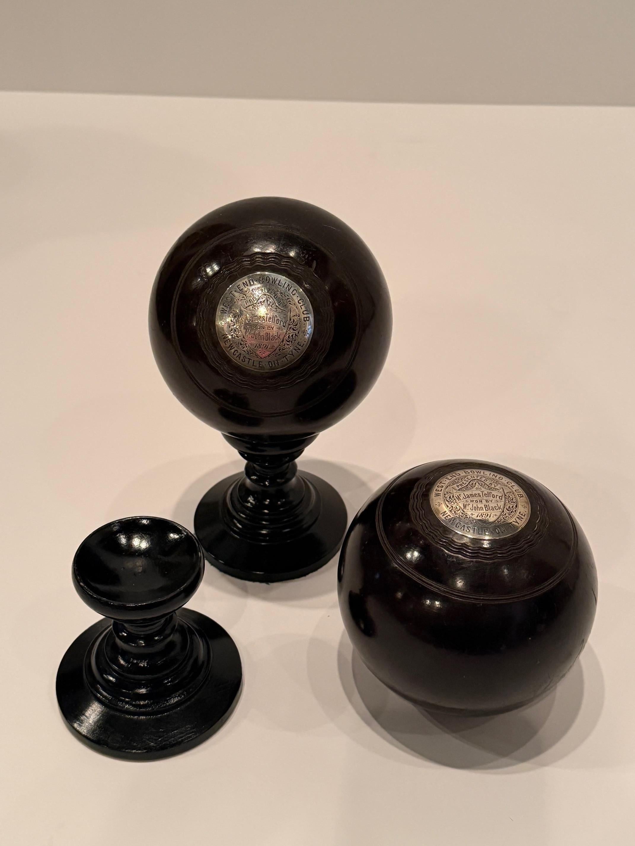 Anglais Paire de boules de tapis victoriennes sur pied avec plaques en métal argenté en vente