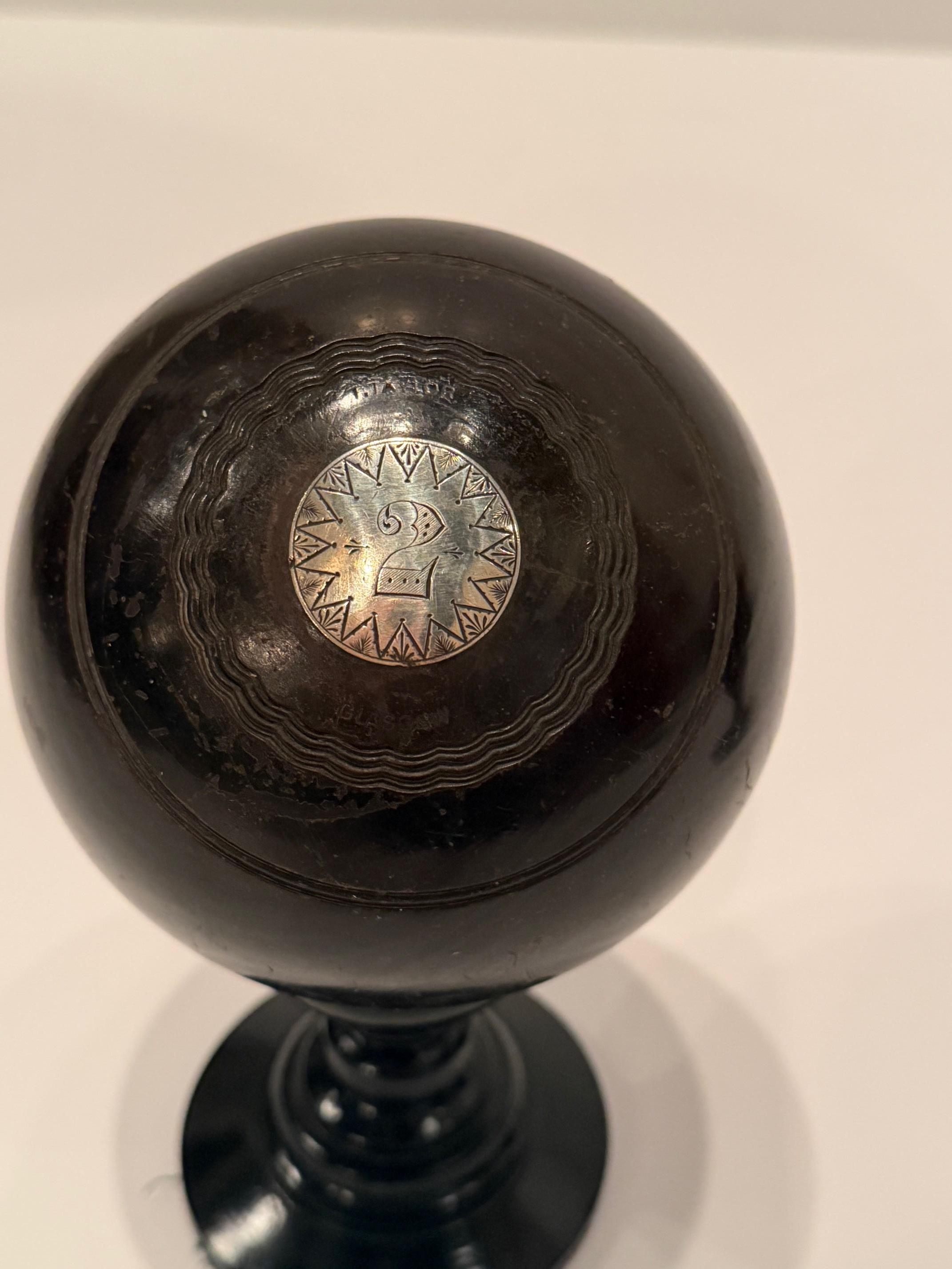 Paire de boules de tapis victoriennes sur pied avec plaques en métal argenté Bon état - En vente à Hopewell, NJ