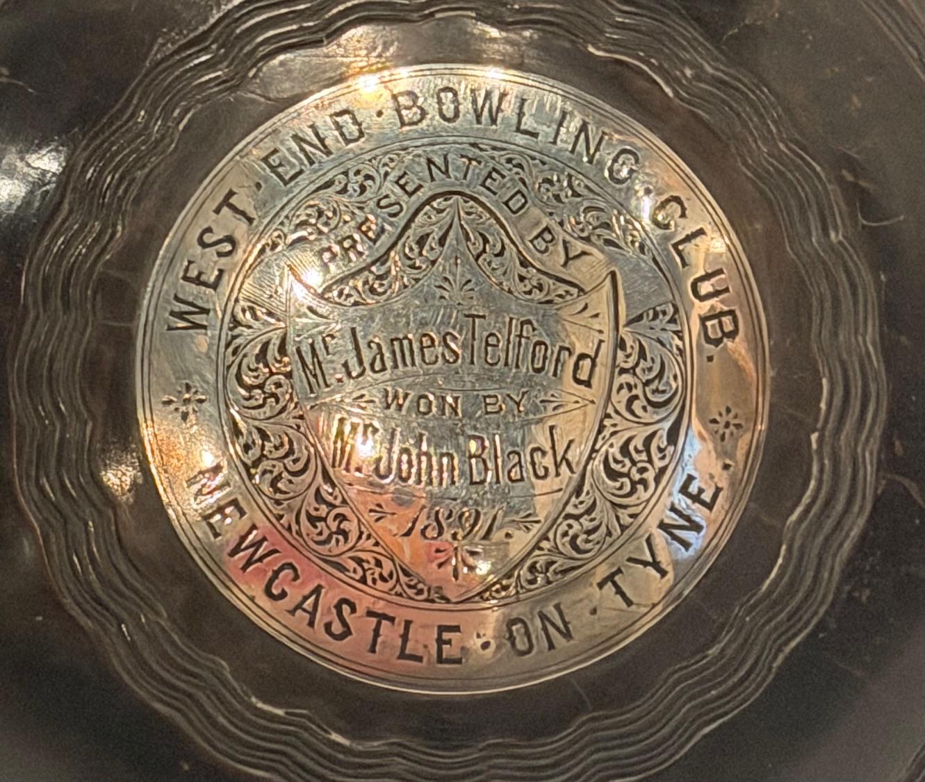 Plaqué argent Paire de boules de tapis victoriennes sur pied avec plaques en métal argenté en vente