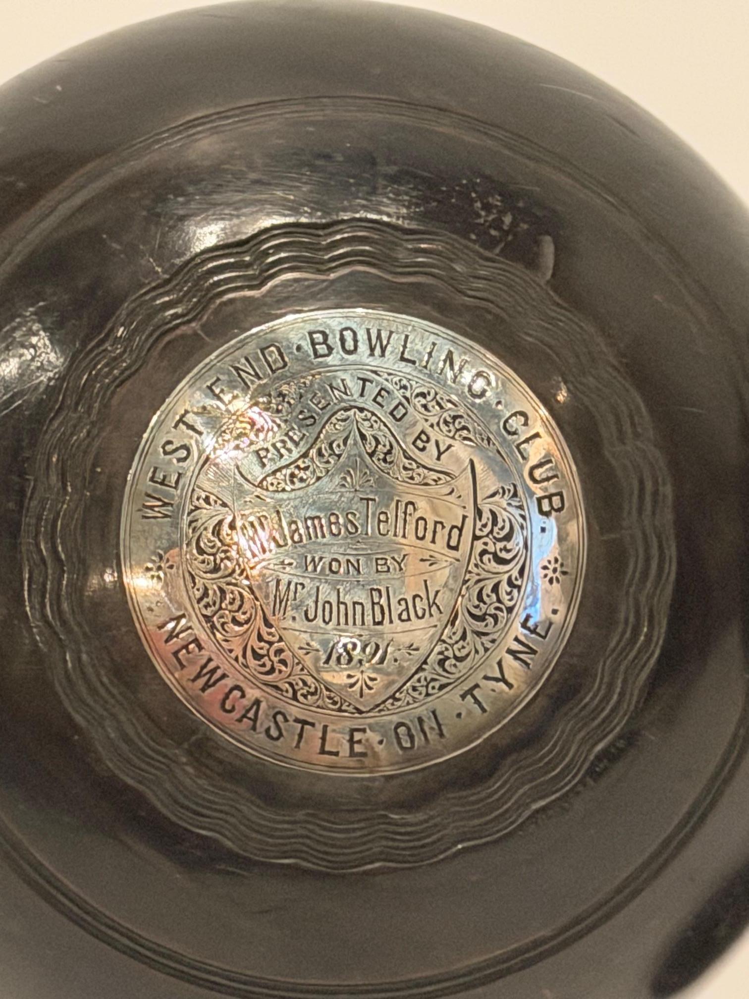 Paire de boules de tapis victoriennes sur pied avec plaques en métal argenté en vente 1