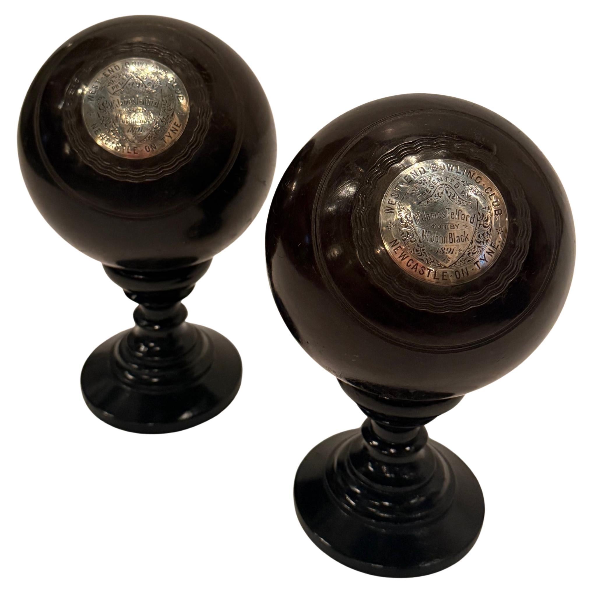 Pareja de bolas de alfombra victorianas sobre peanas con placas plateadas