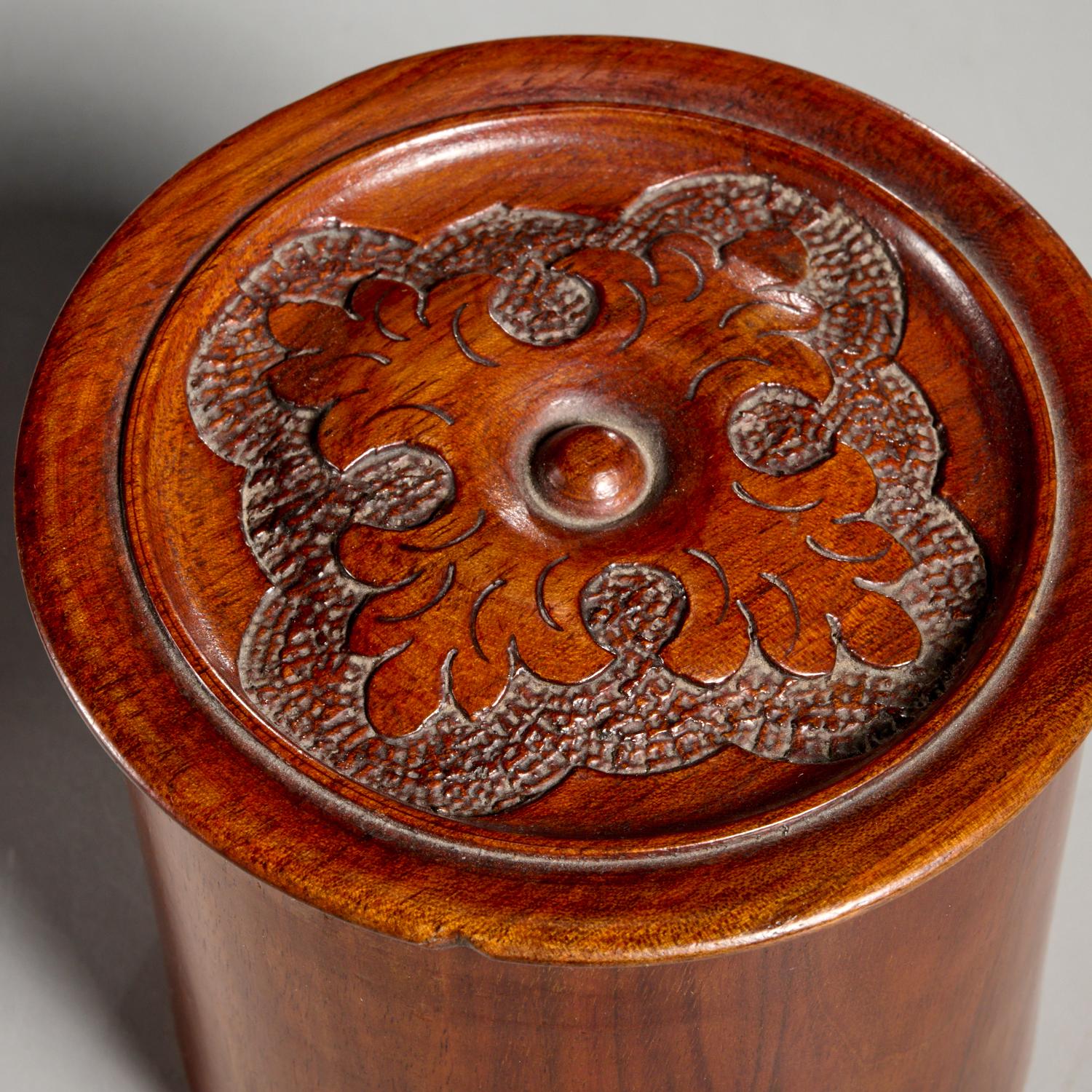 Paire de boîtes à thé victoriennes en acajou sculpté avec revêtement en étain, Angleterre, c. 1880

Une belle et rare paire de boîtes à thé anglaises de la fin du XIXe siècle en forme de boîte cylindrique, tournées dans un acajou richement grainé,