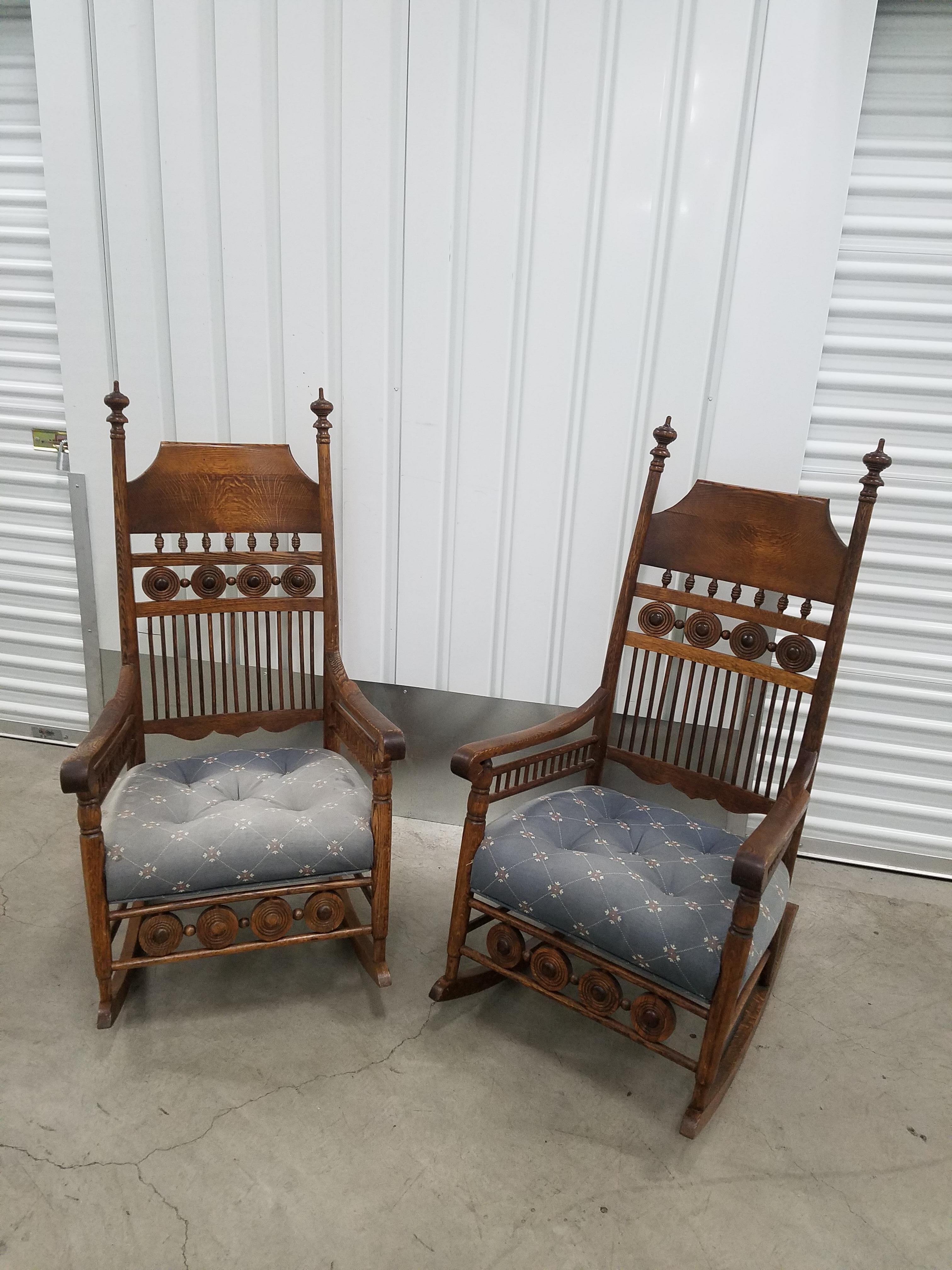 Paire de chaises à bascule victoriennes en chêne sculpté avec sièges rembourrés

24:L x 32 