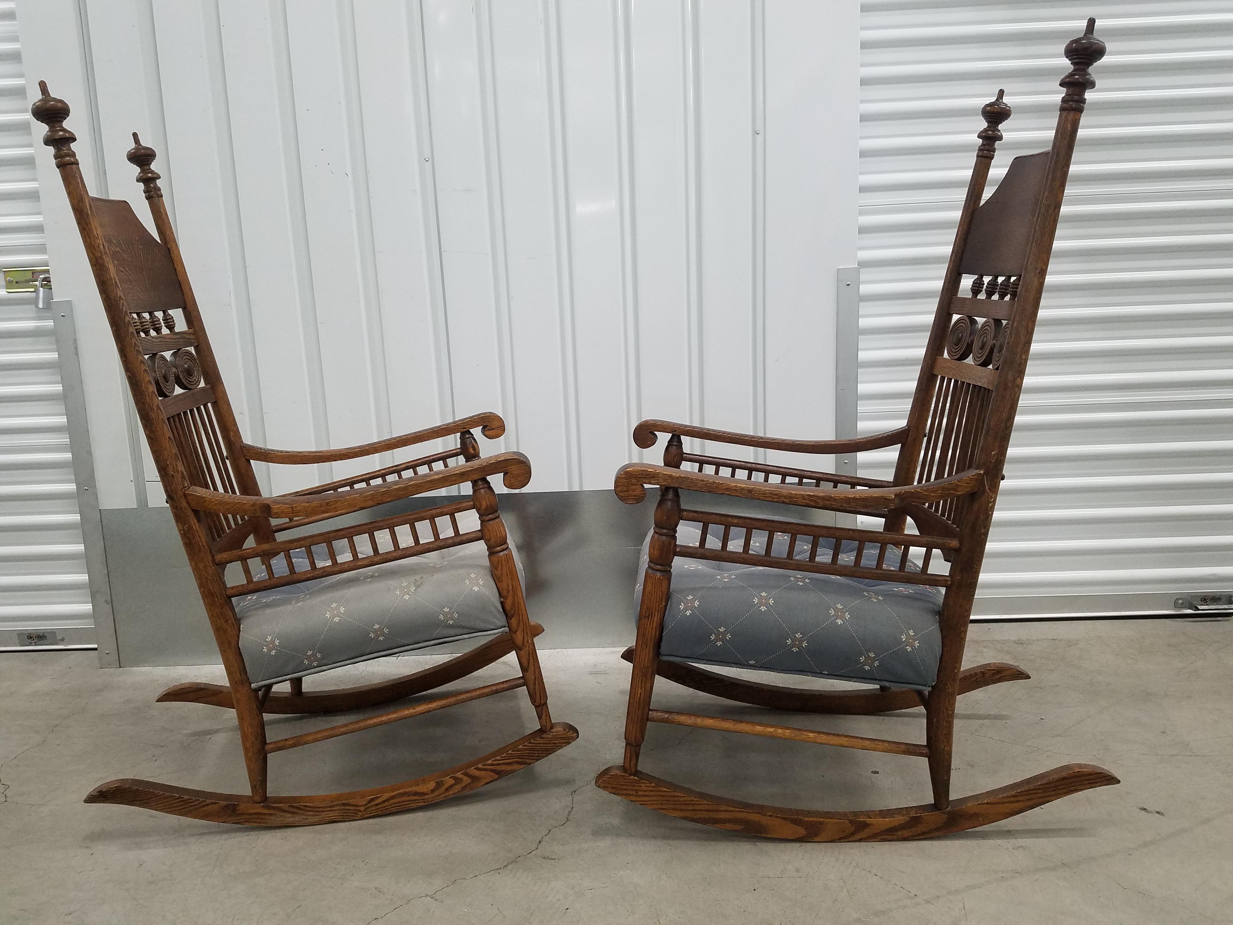 20ième siècle Paire de chaises à bascule victoriennes en chêne sculpté avec sièges rembourrés en vente