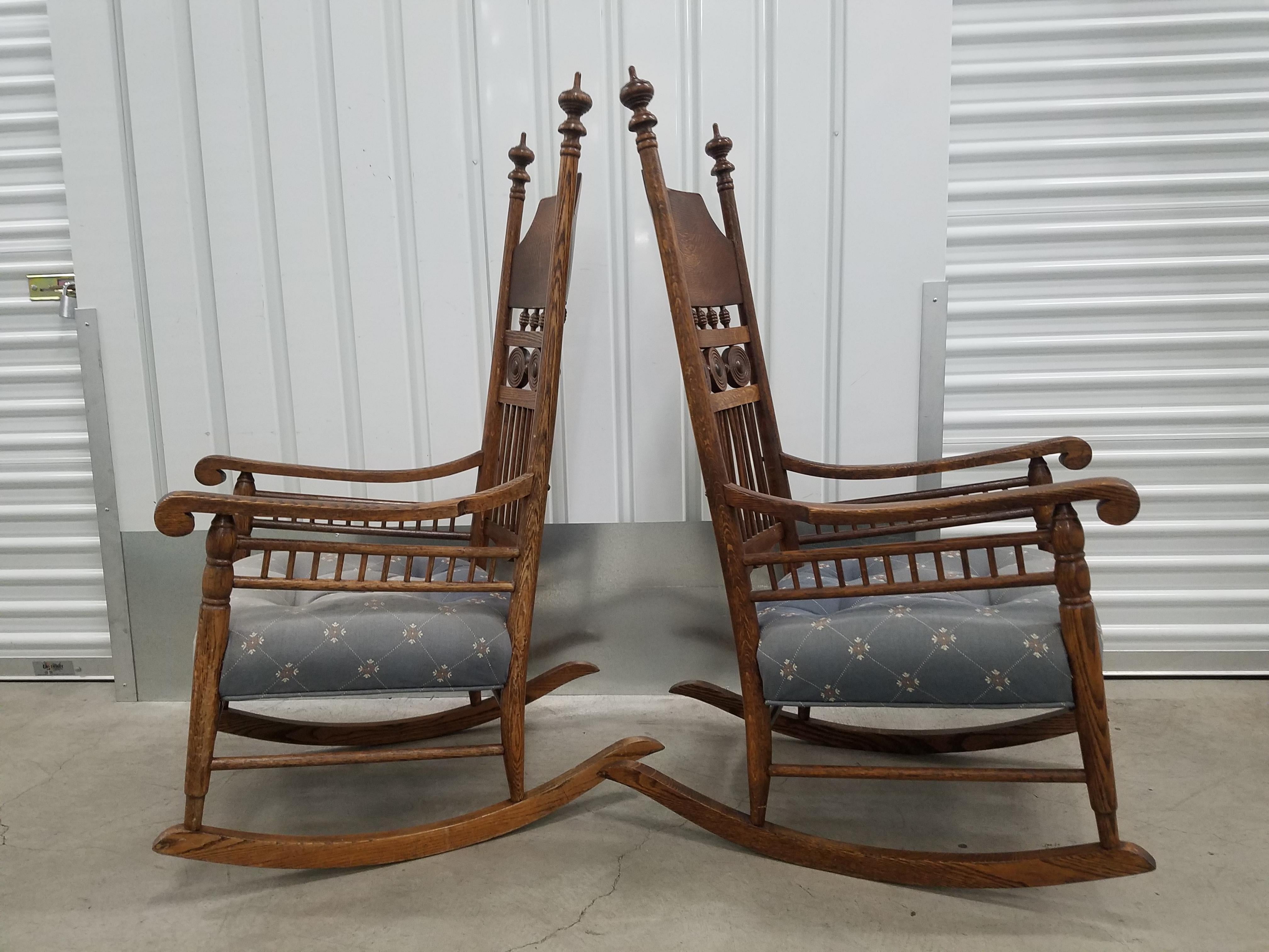 Chêne Paire de chaises à bascule victoriennes en chêne sculpté avec sièges rembourrés en vente