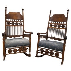 Paar viktorianische Schaukelstühle aus geschnitzter Eiche mit gepolsterten Sitzen
