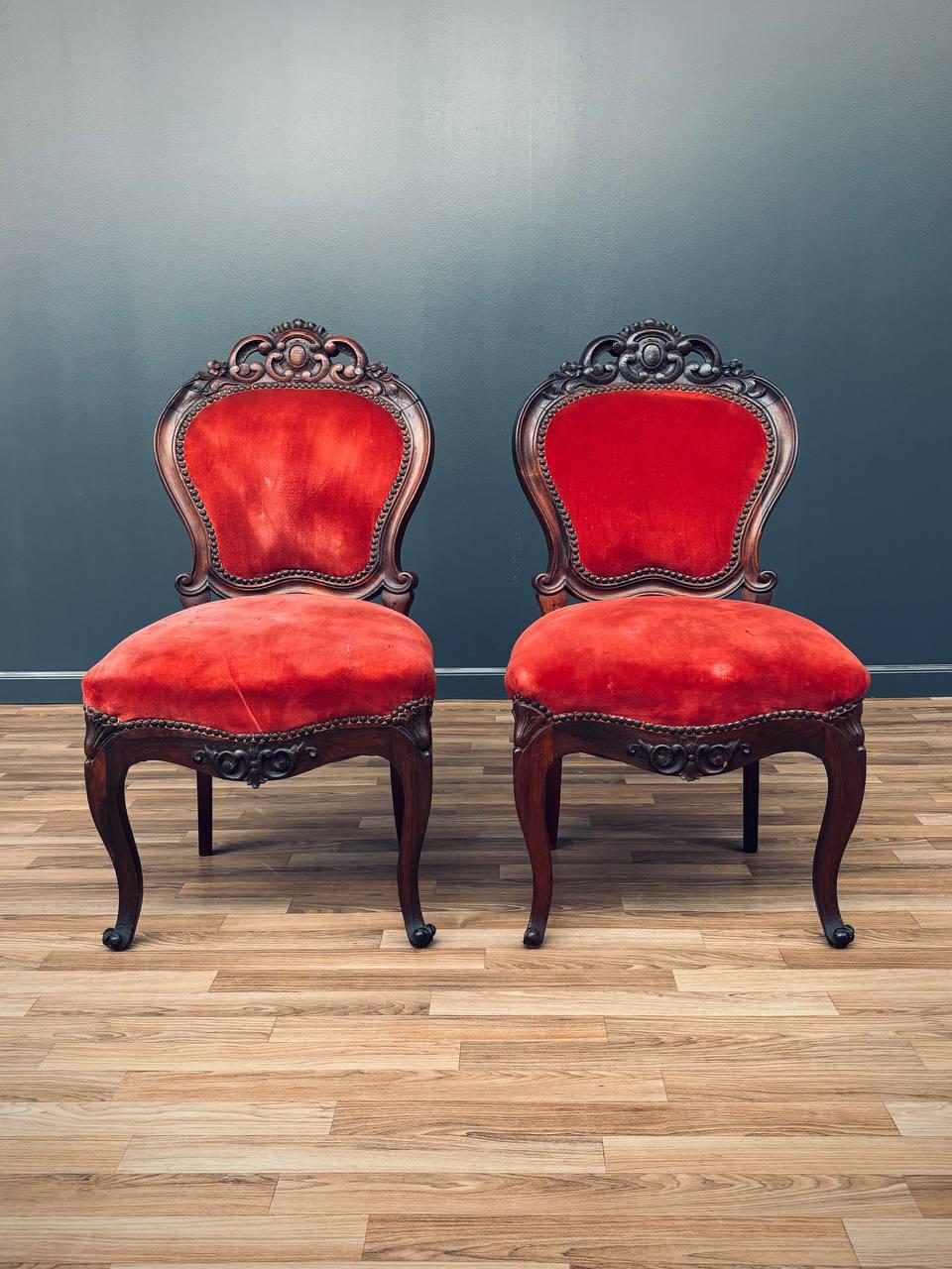 Paar viktorianische geschnitzte Beistellstühle mit roter Samtpolsterung (Viktorianisch) im Angebot