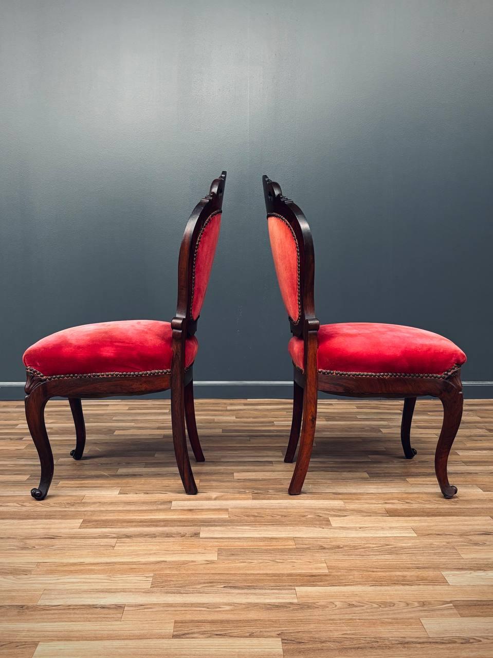 Paar viktorianische geschnitzte Beistellstühle mit roter Samtpolsterung (amerikanisch) im Angebot