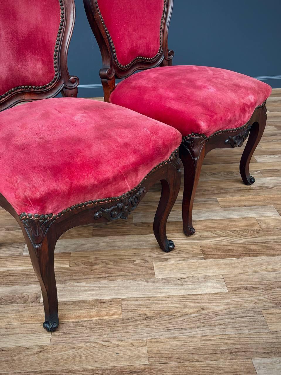 Paar viktorianische geschnitzte Beistellstühle mit roter Samtpolsterung im Angebot 1
