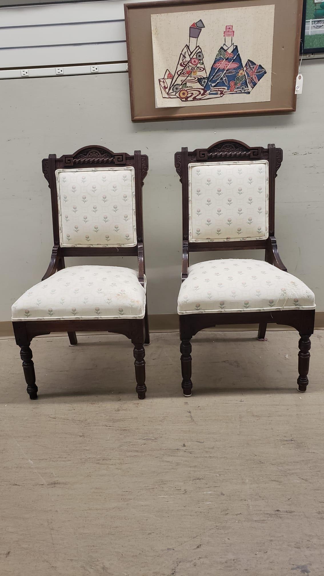 Victorien Paire de chaises d'appoint victoriennes en noyer sculpté et tapissées en vente