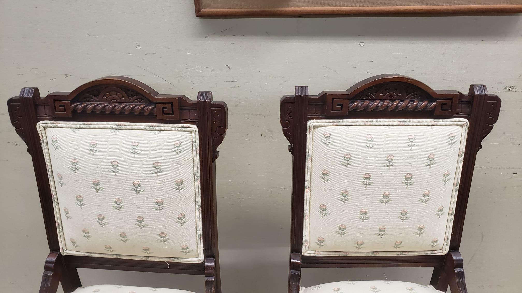 Sculpté Paire de chaises d'appoint victoriennes en noyer sculpté et tapissées en vente